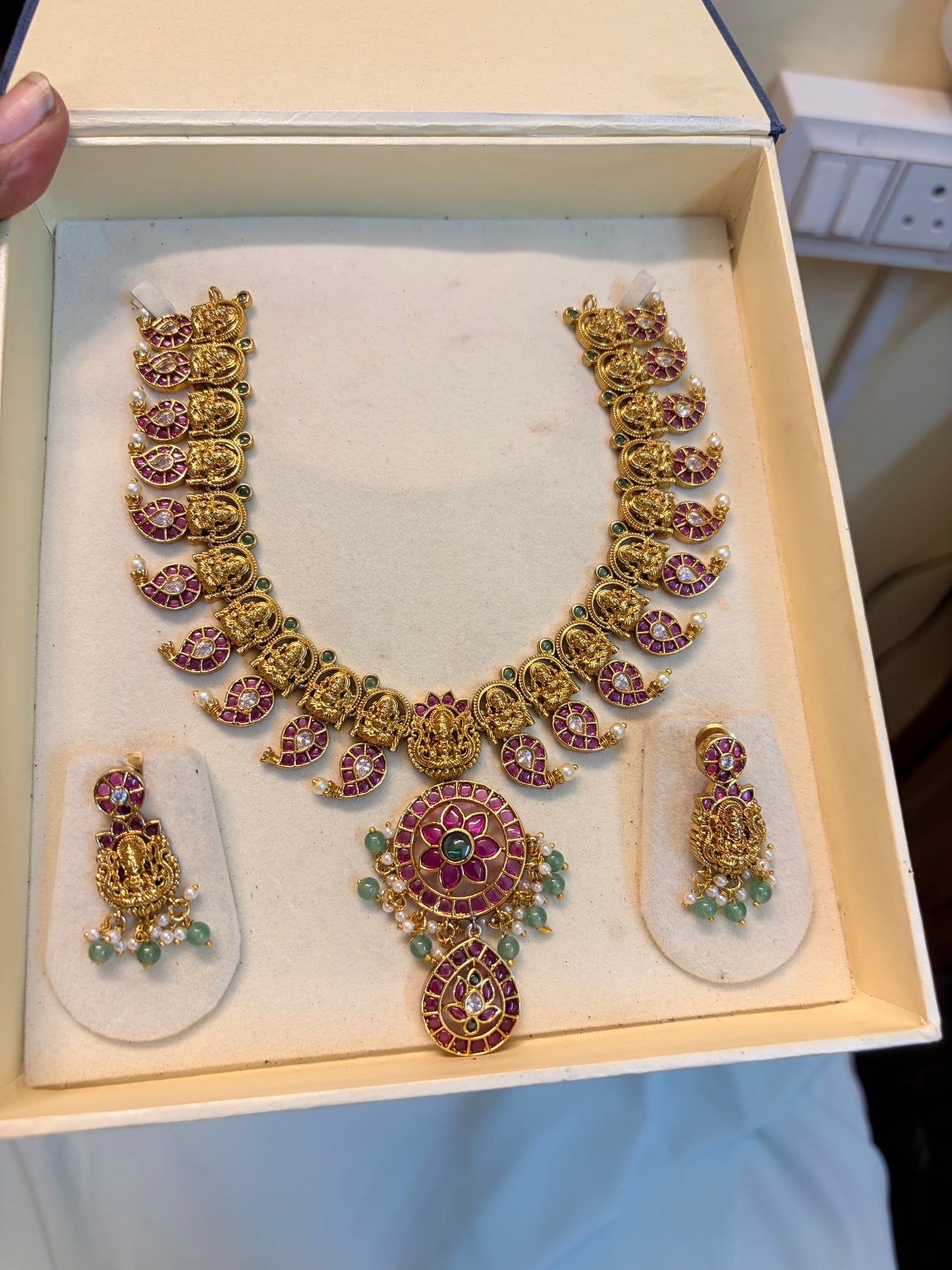 Gold antique finish kemp stones bottumala necklace set