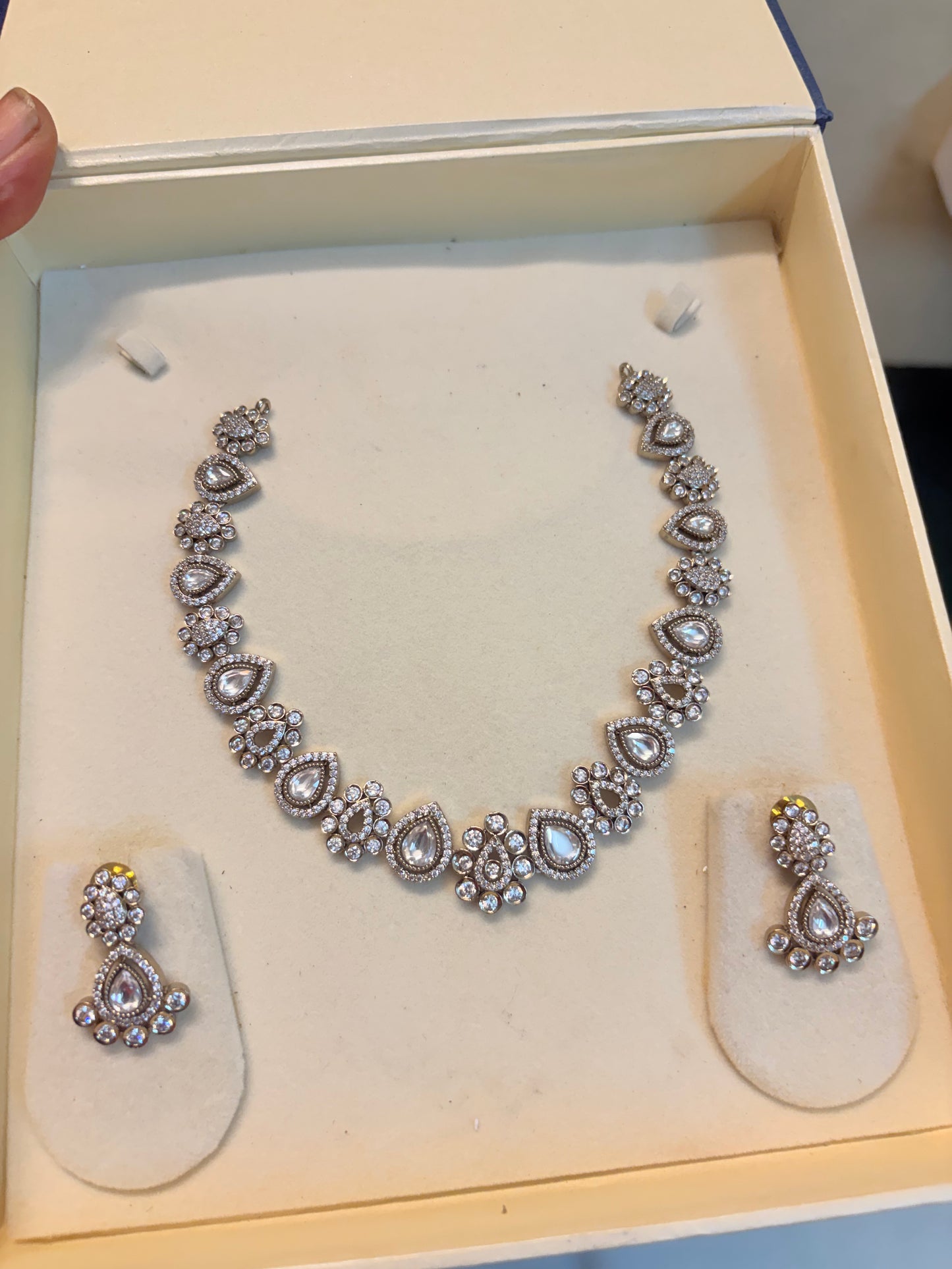 Victoria jadau finish necklace set