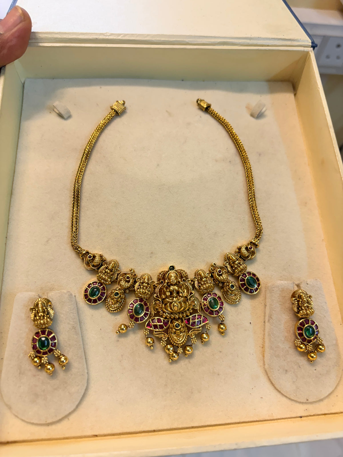 Gold antique finish jadau choker set