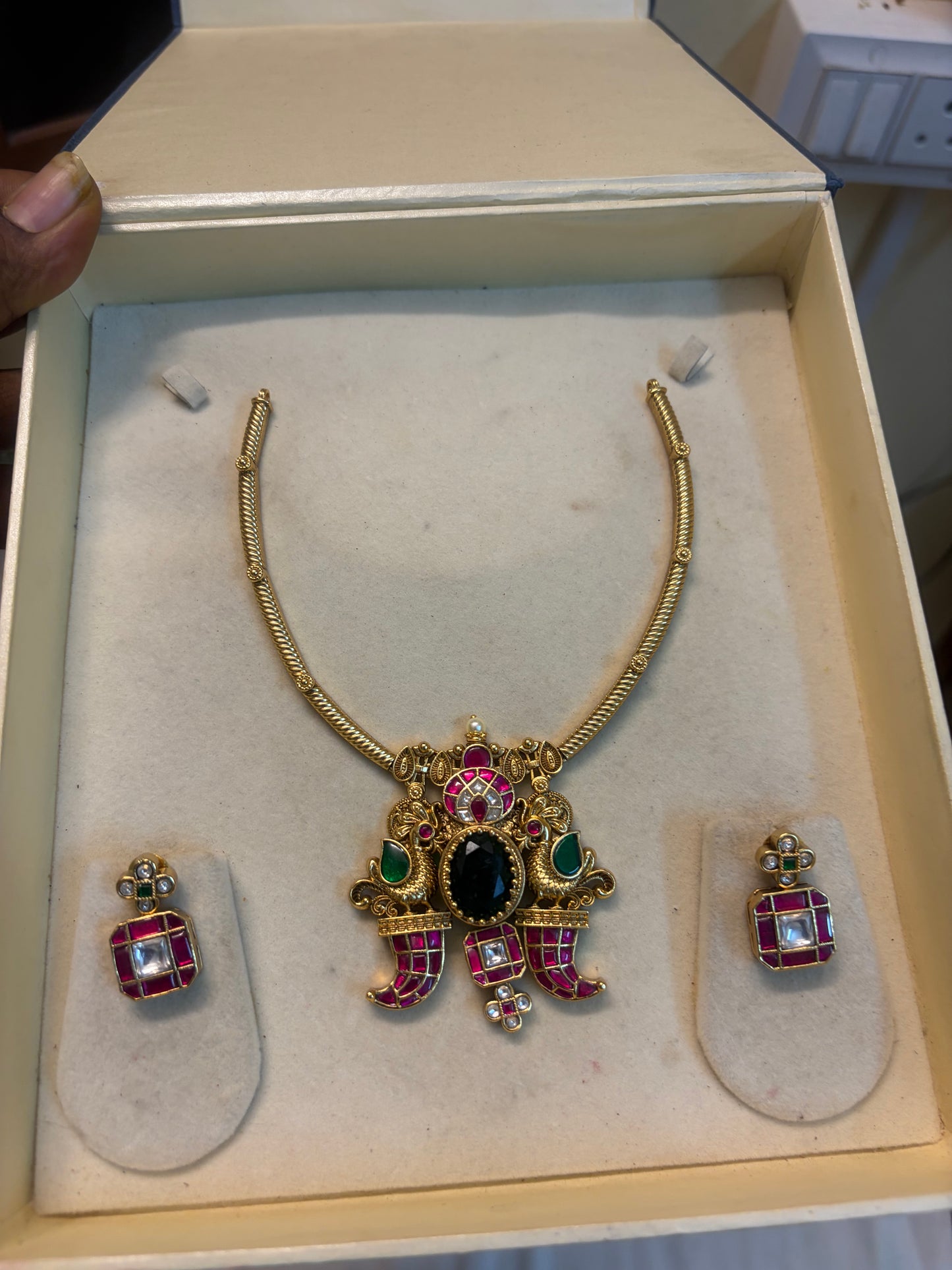 Kemp stone pendant Kanti set