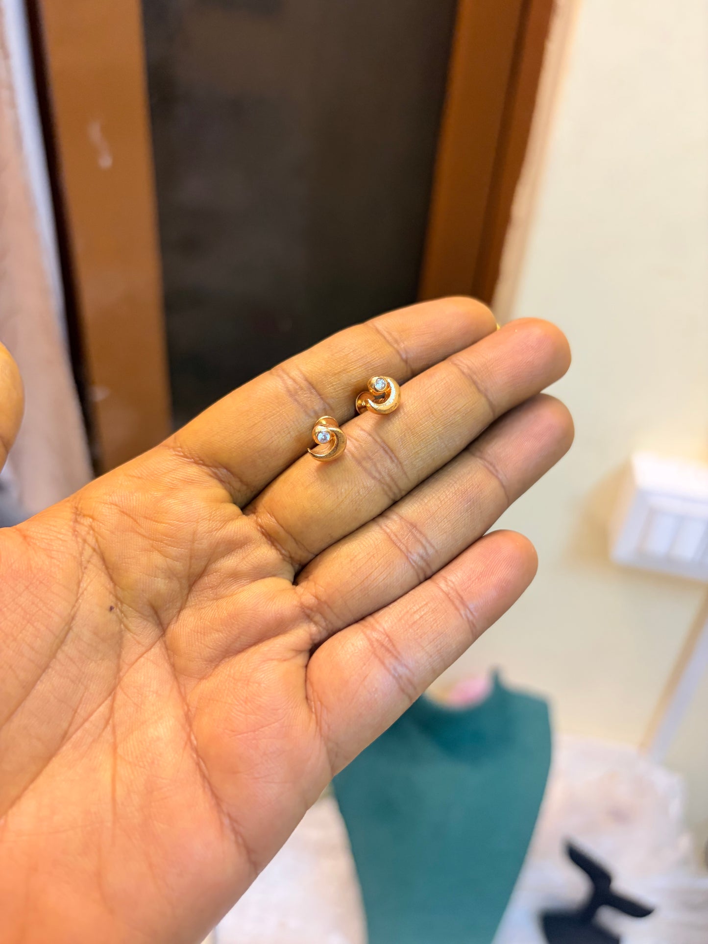 Cz screw back stud