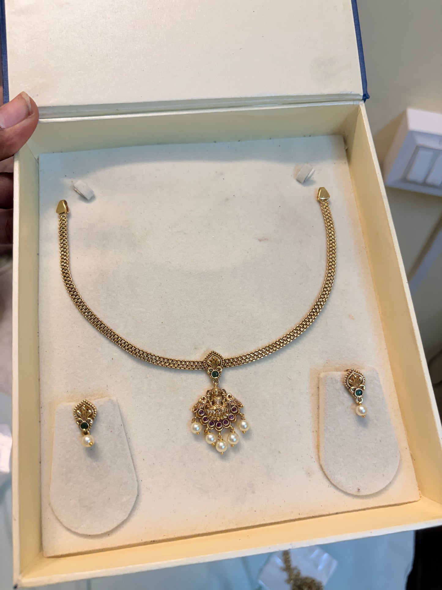 Elegant gold antique finish necklace set