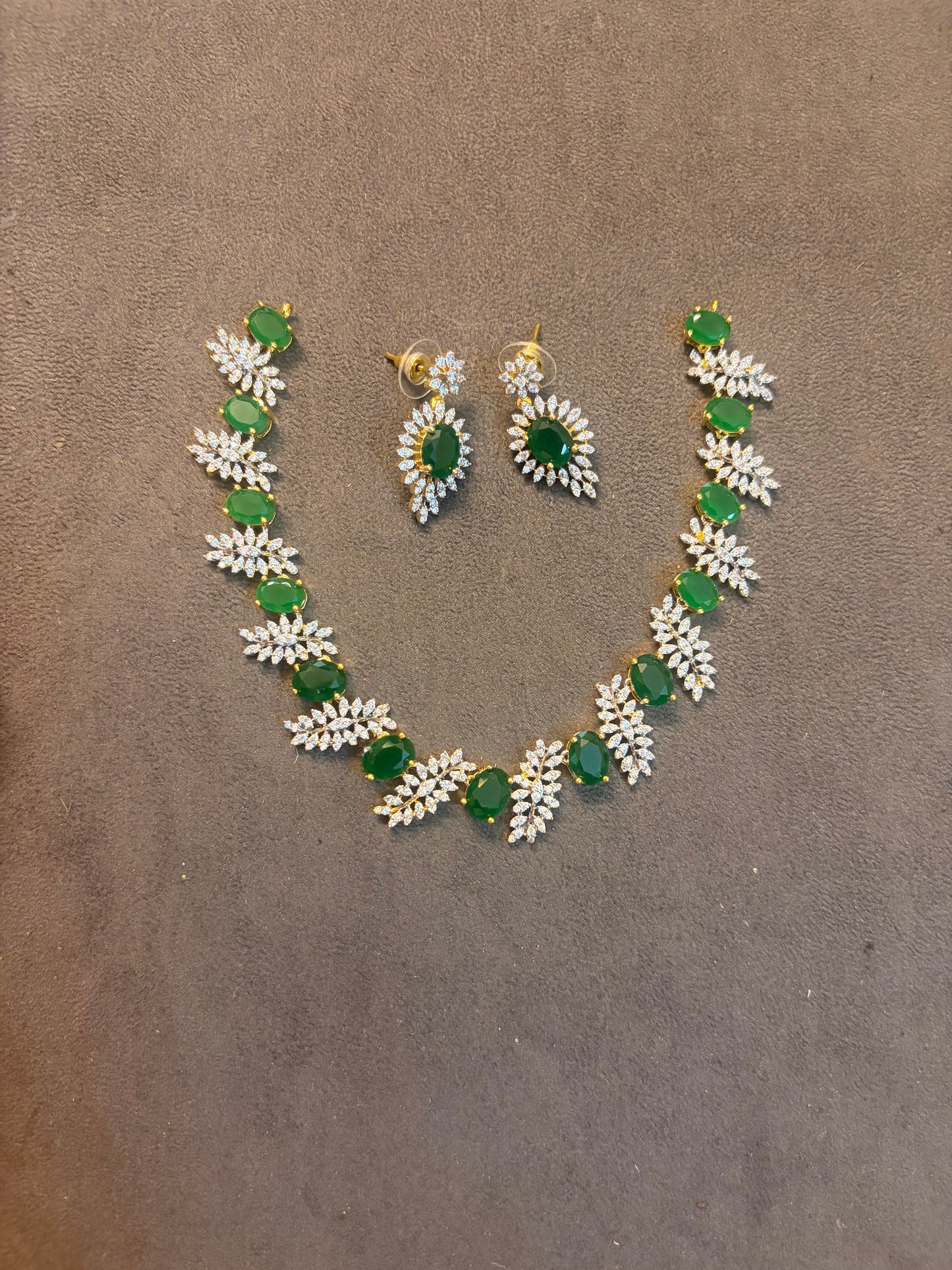Gj polish leaf motif emerald necklace set