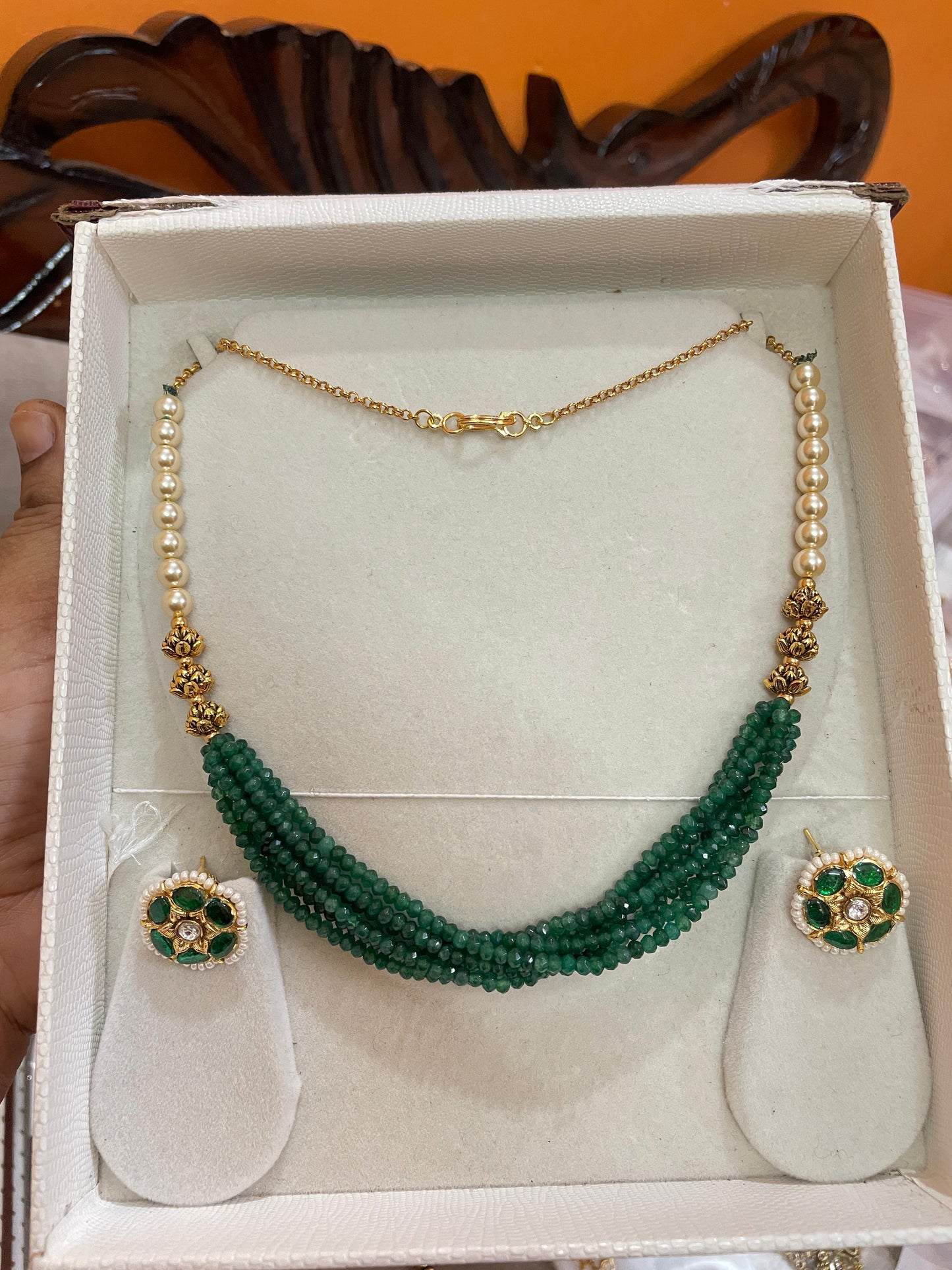 Emerald green beads chain with floral stud