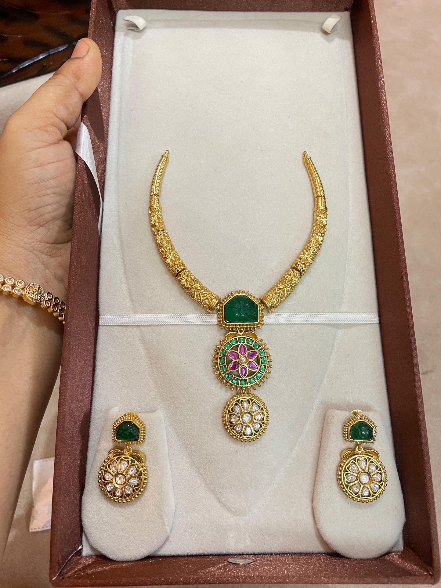 Antique emerald kundan motif kanti necklace set