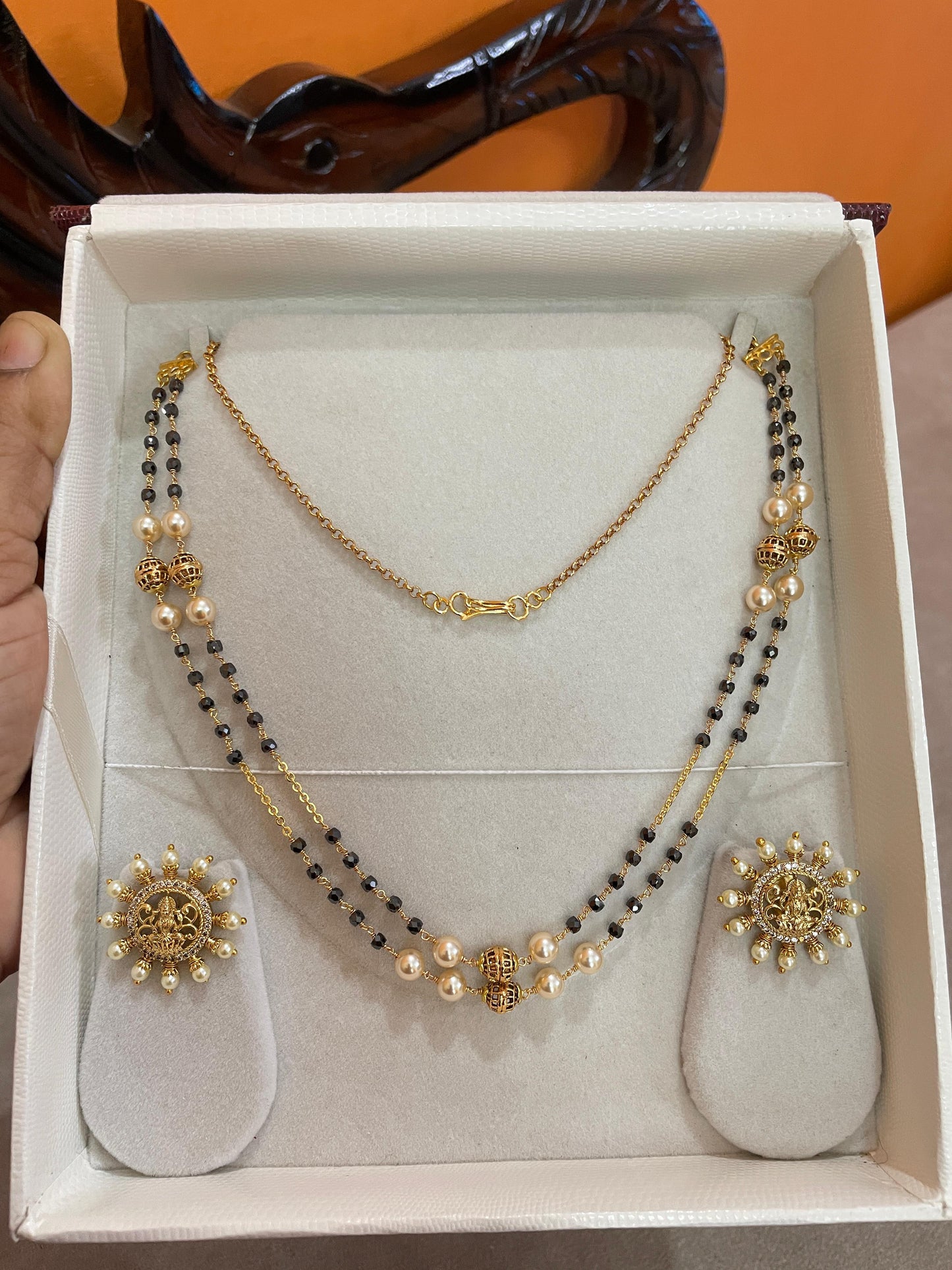 Elegant pearl black beads chain with earrings