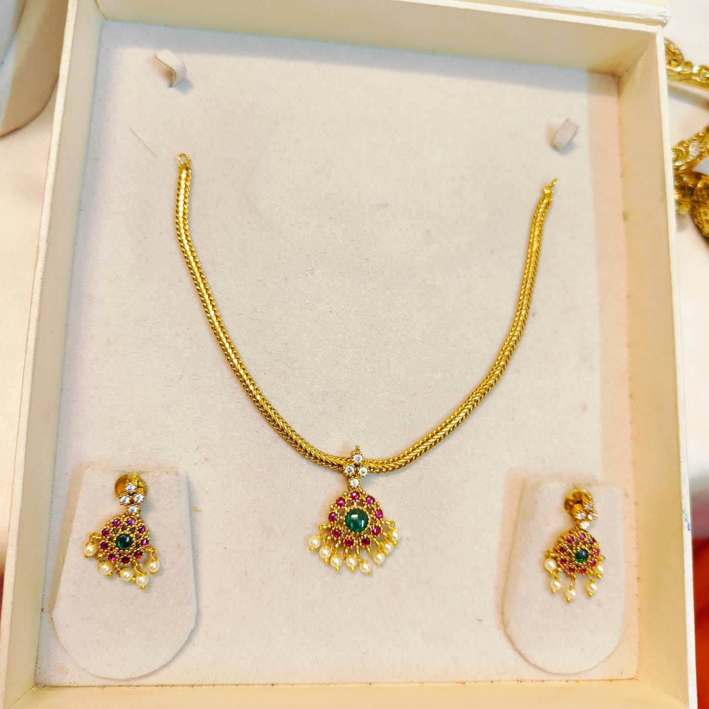 Traditional gold antique finish neckset