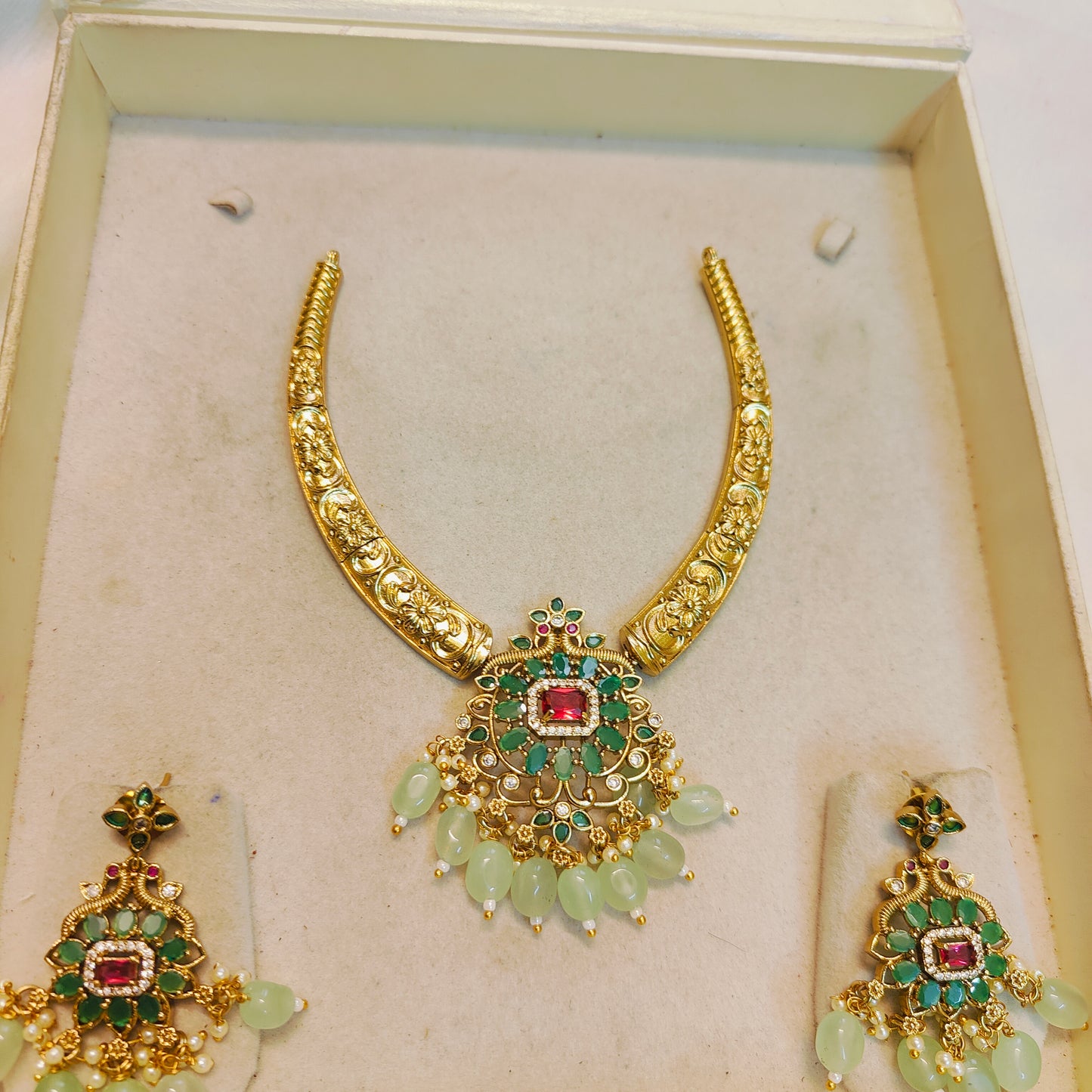 Antique ruby green Kanti necklace set with strawberry beads