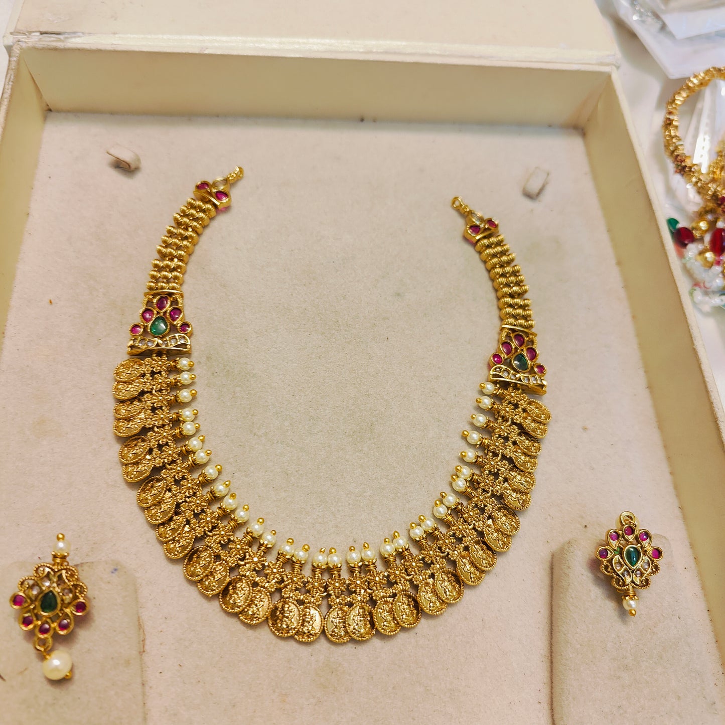 Gold antique finish necklace set