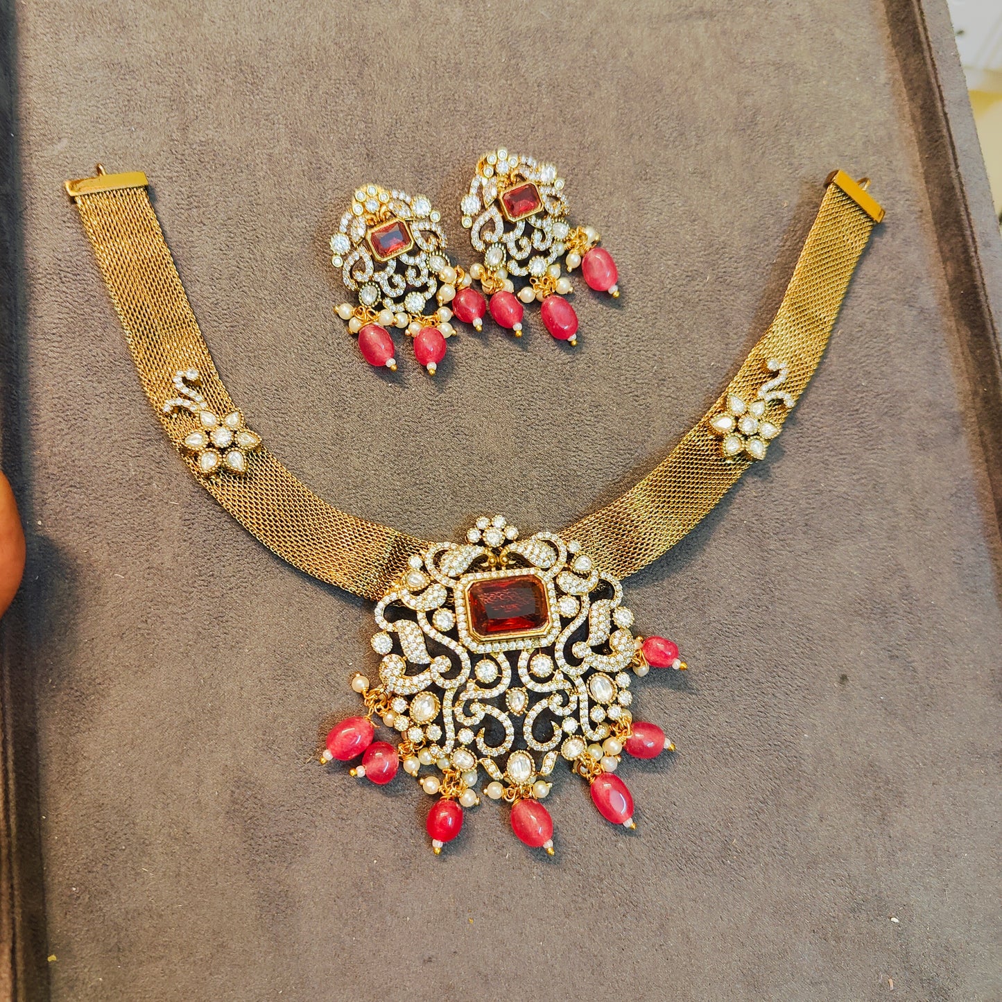 Gold replica Victoria necklace set