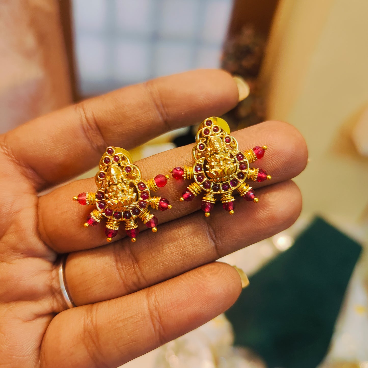 Lakshmi stud in 2 colours