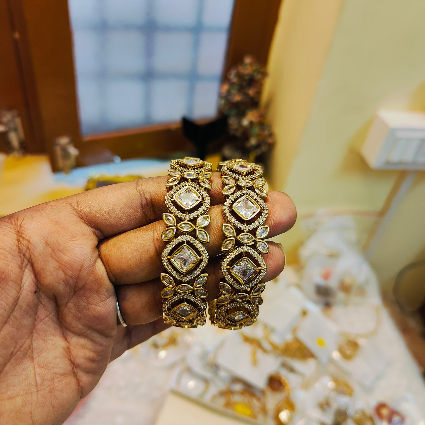 Kundan bangle with square and flower motif