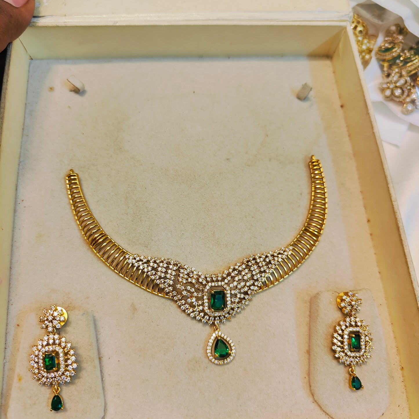 Royal emerald necklace set