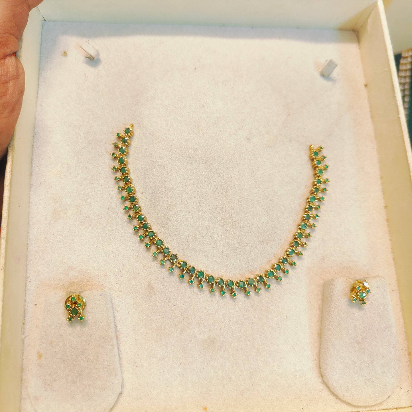 Elegant emerald necklace set