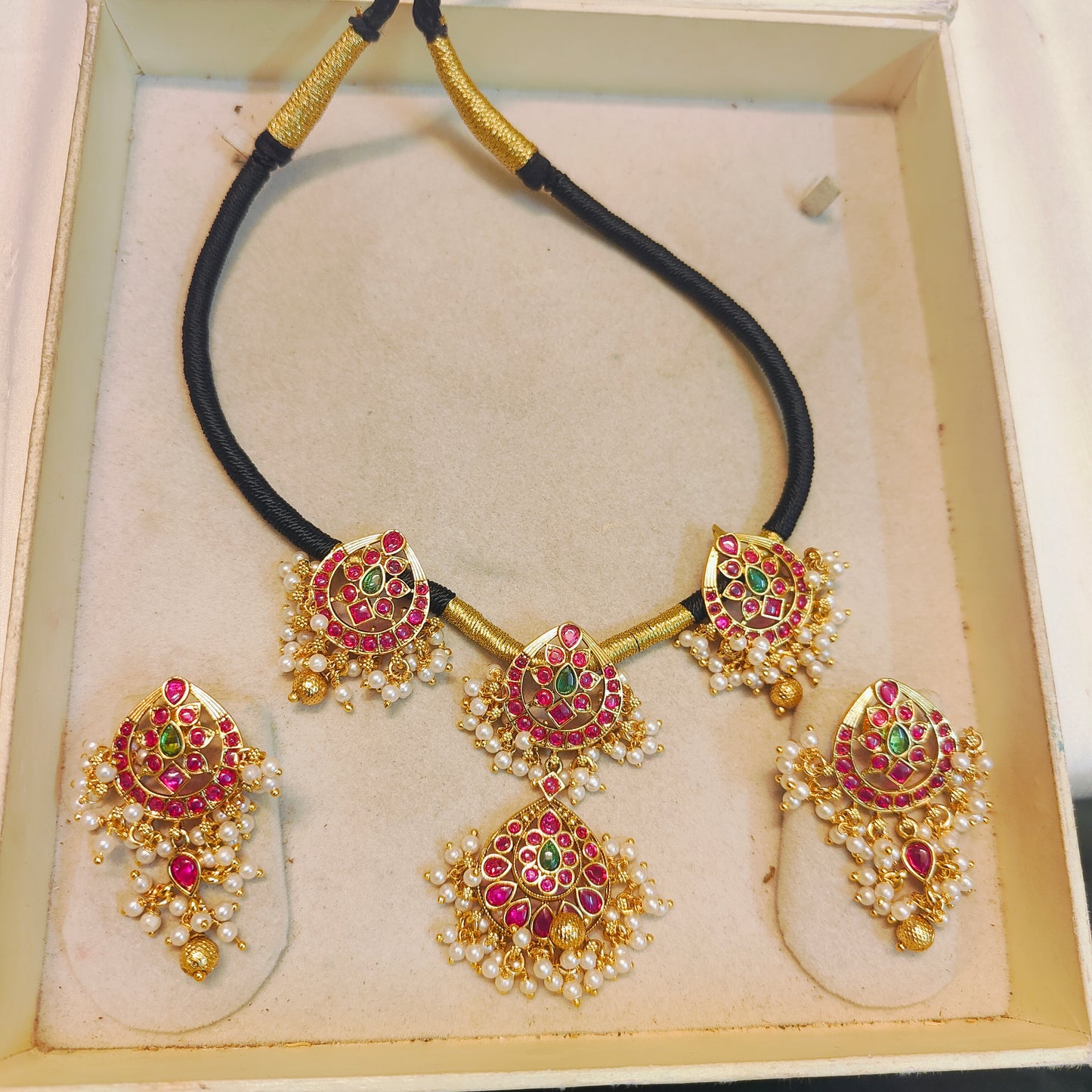 Real Kemp stones black dori necklace set