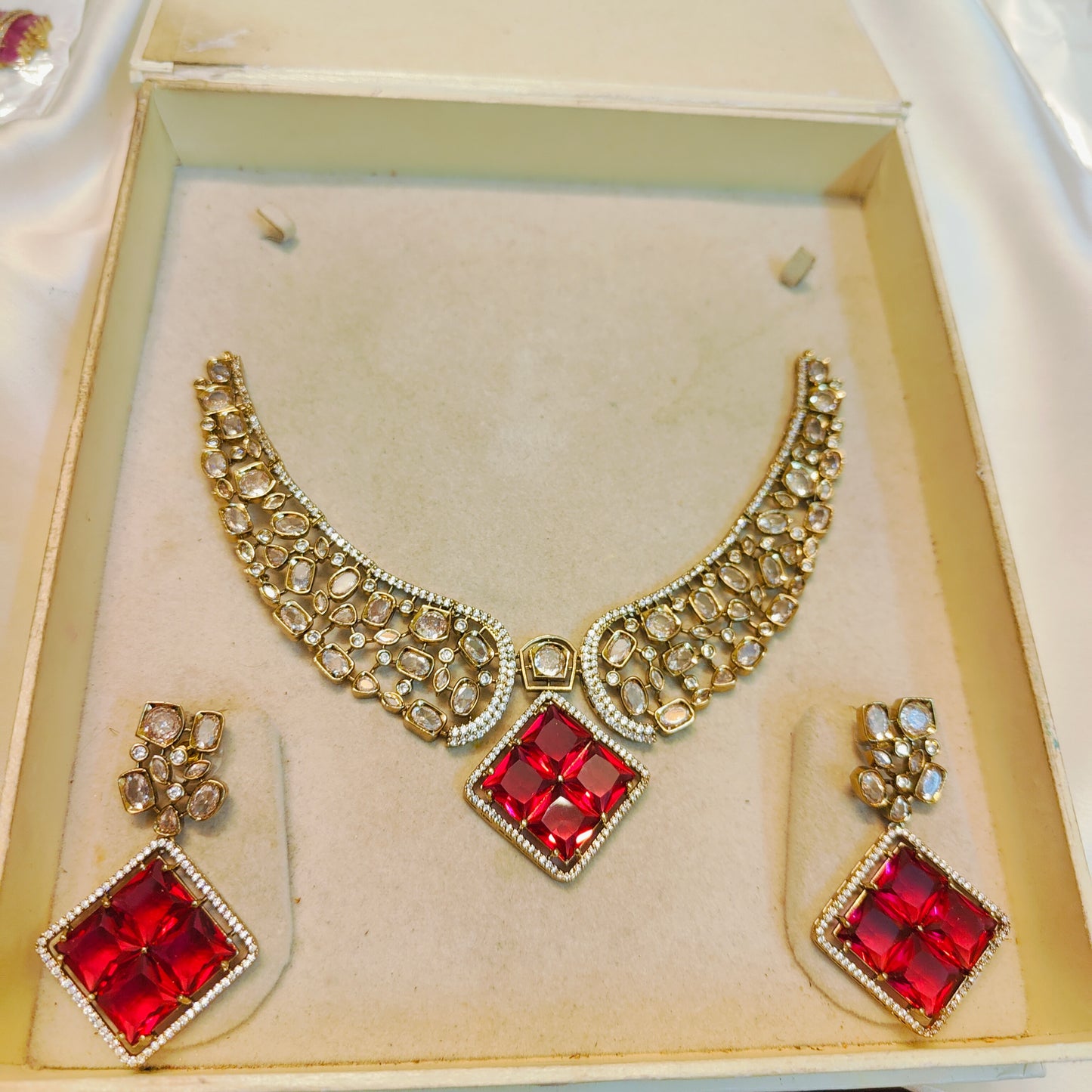 Dazzling ruby red kundan neckset