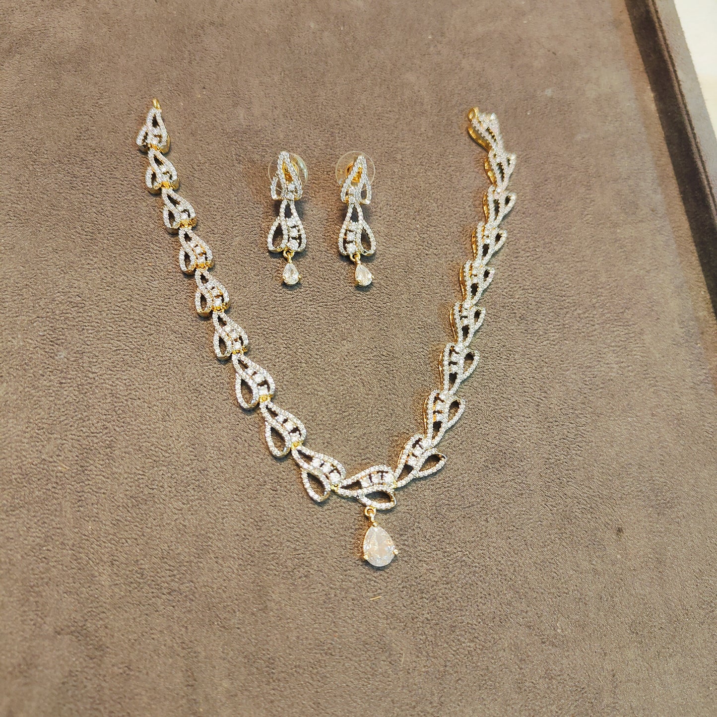 Elegant diamond cut necklace set