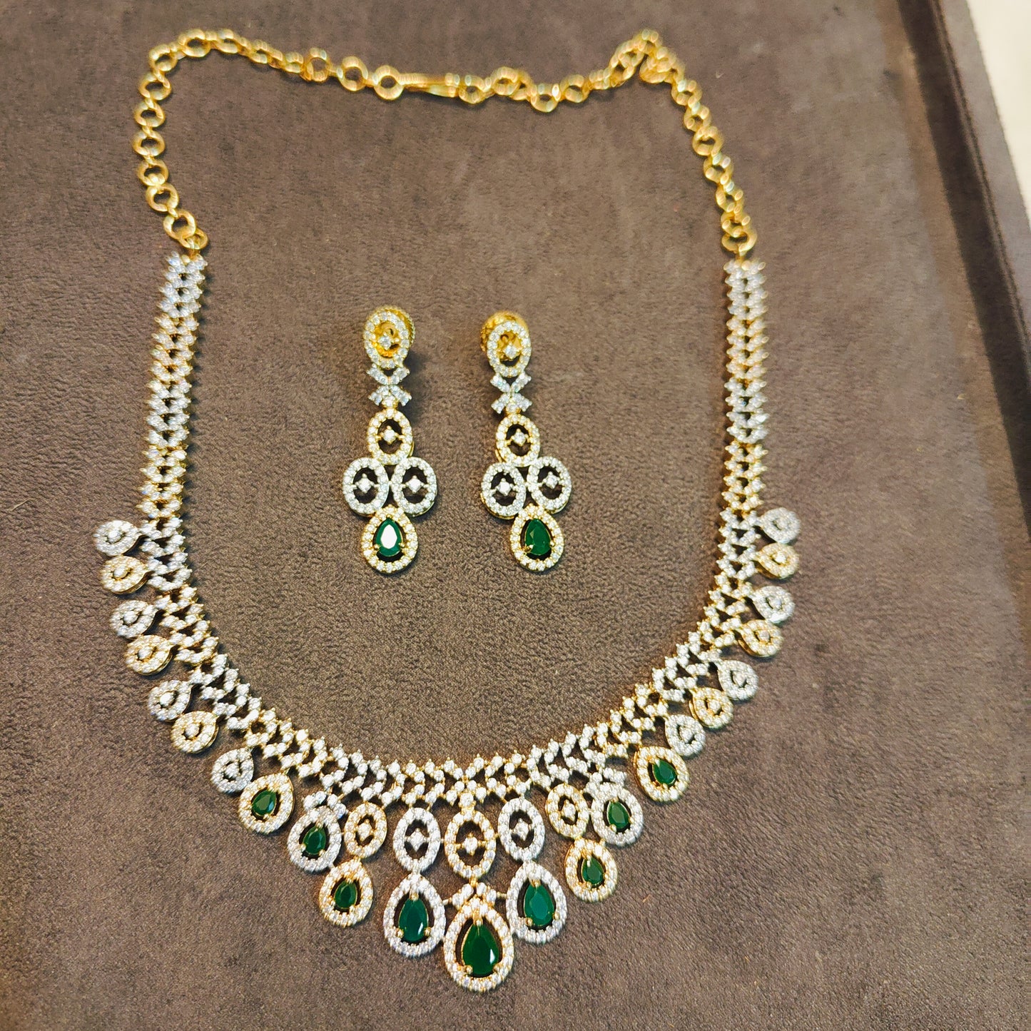Emerald elegance diamond necklace set