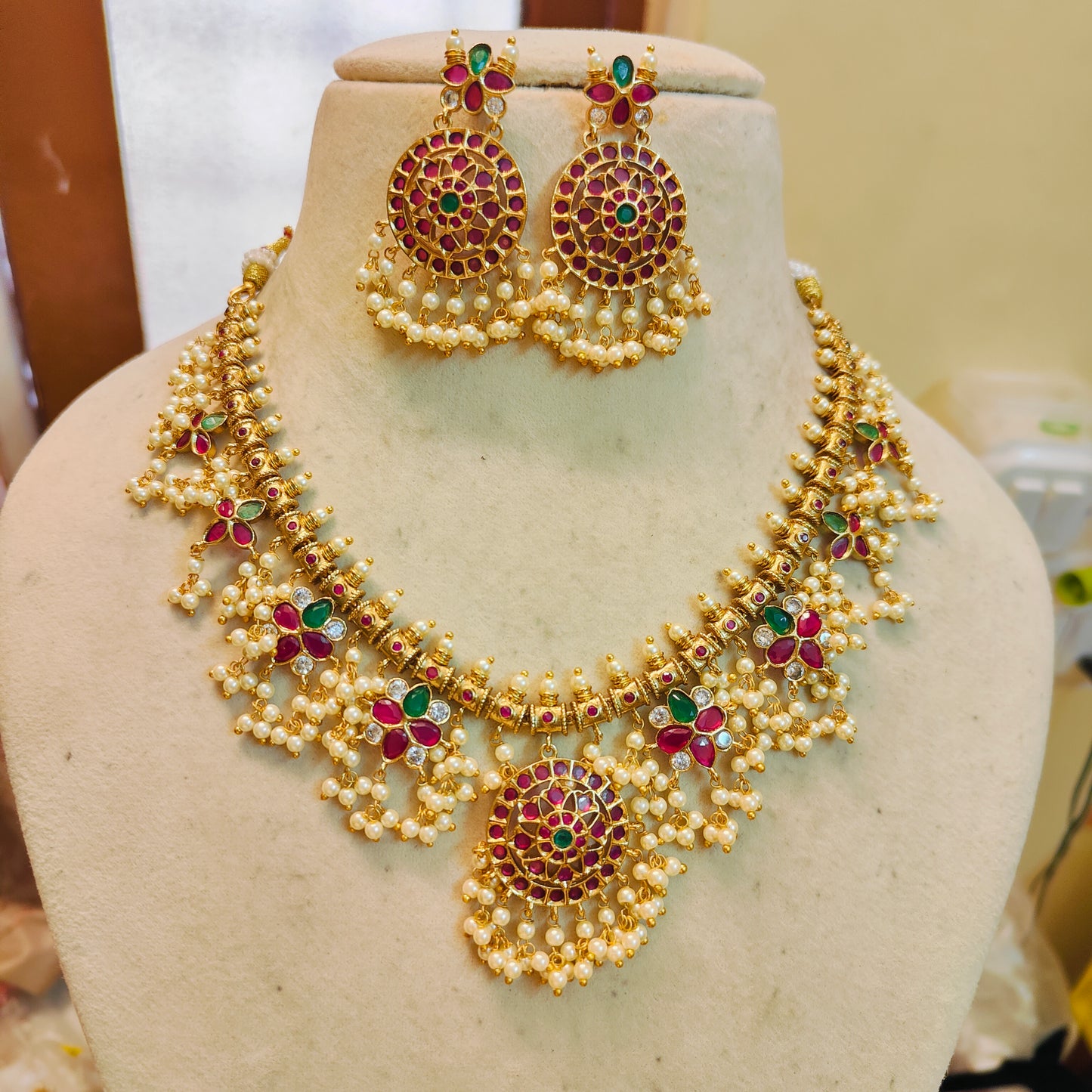 Radiant Kemp guttapusalu necklace set