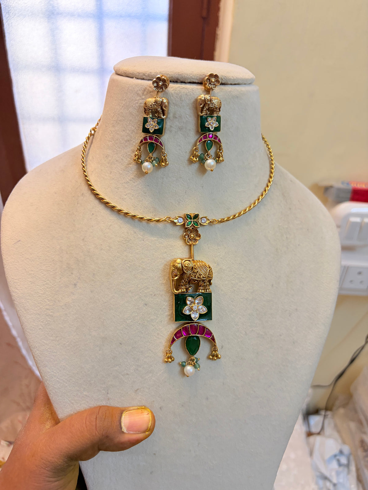 Elephant pendant emerald Kanti set