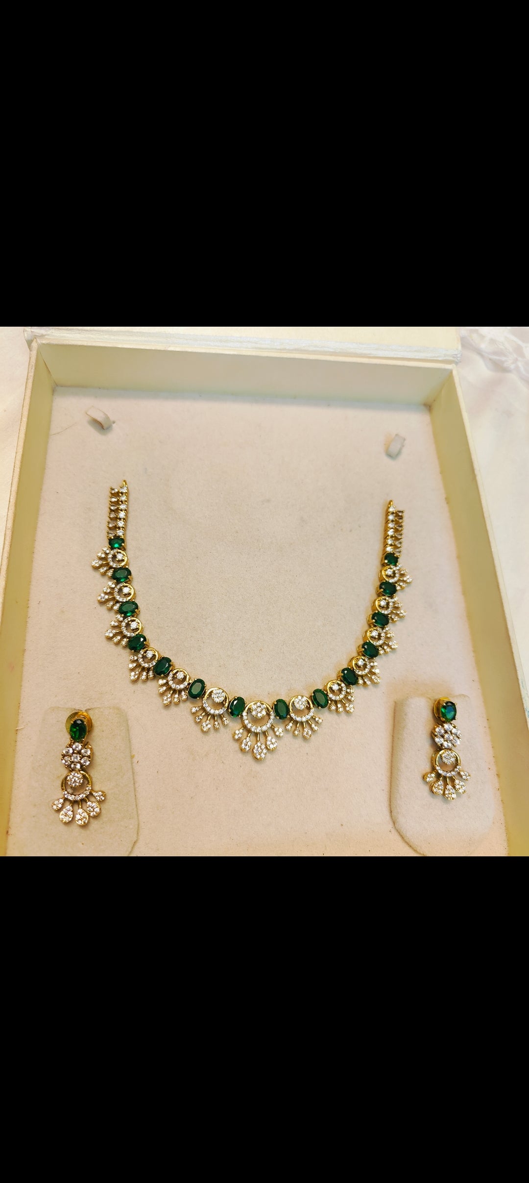 Dazzling emerald necklace set