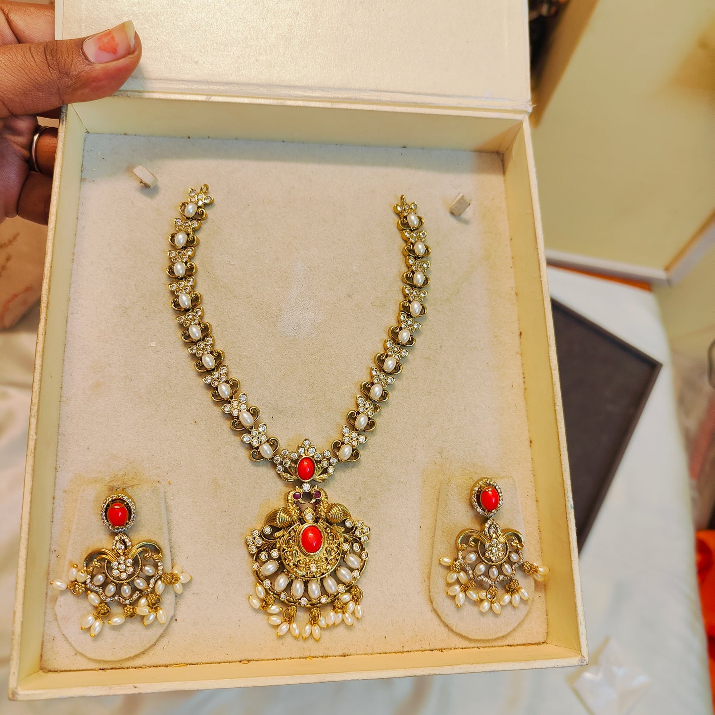 Classic pearl necklace set