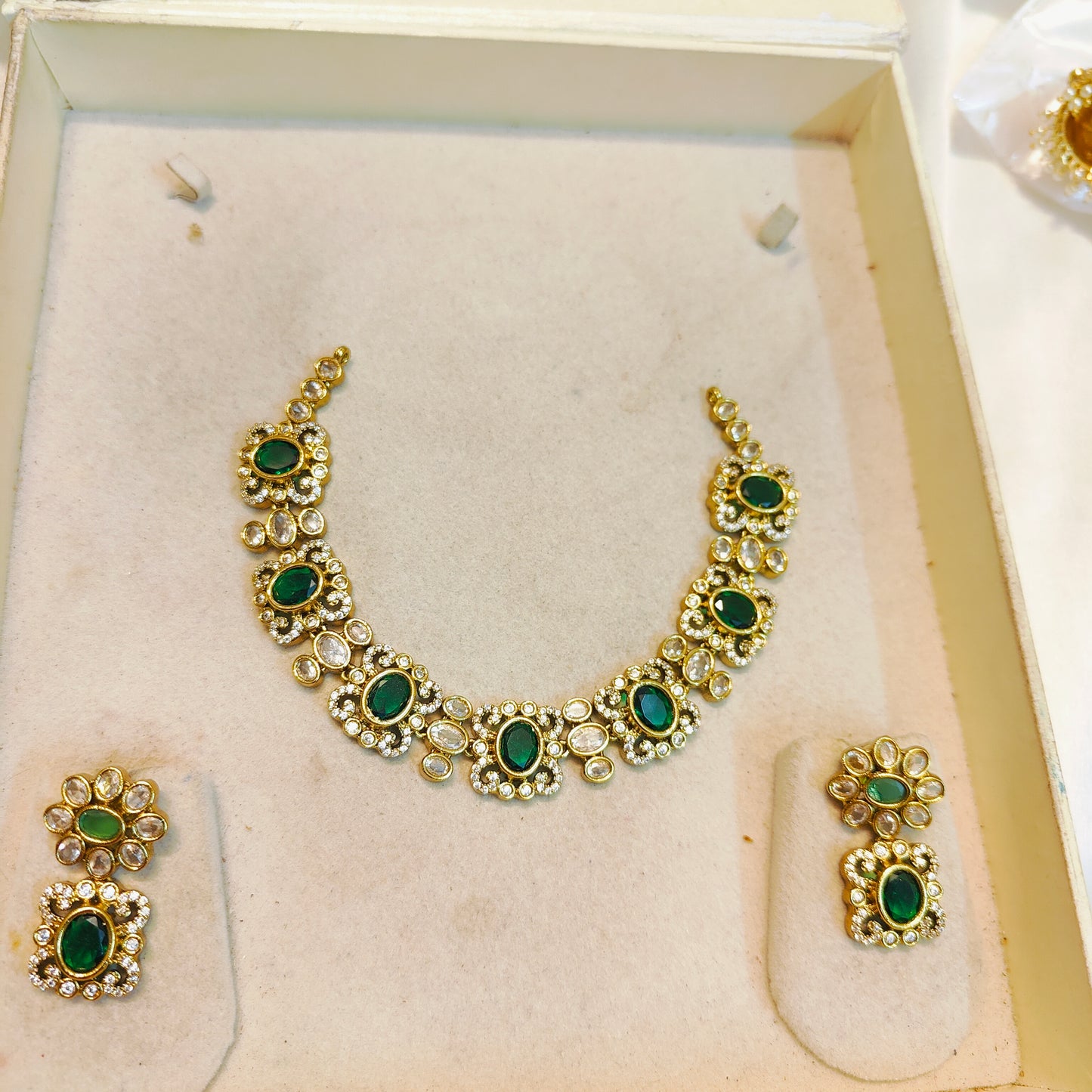 Elegant green stone necklace set