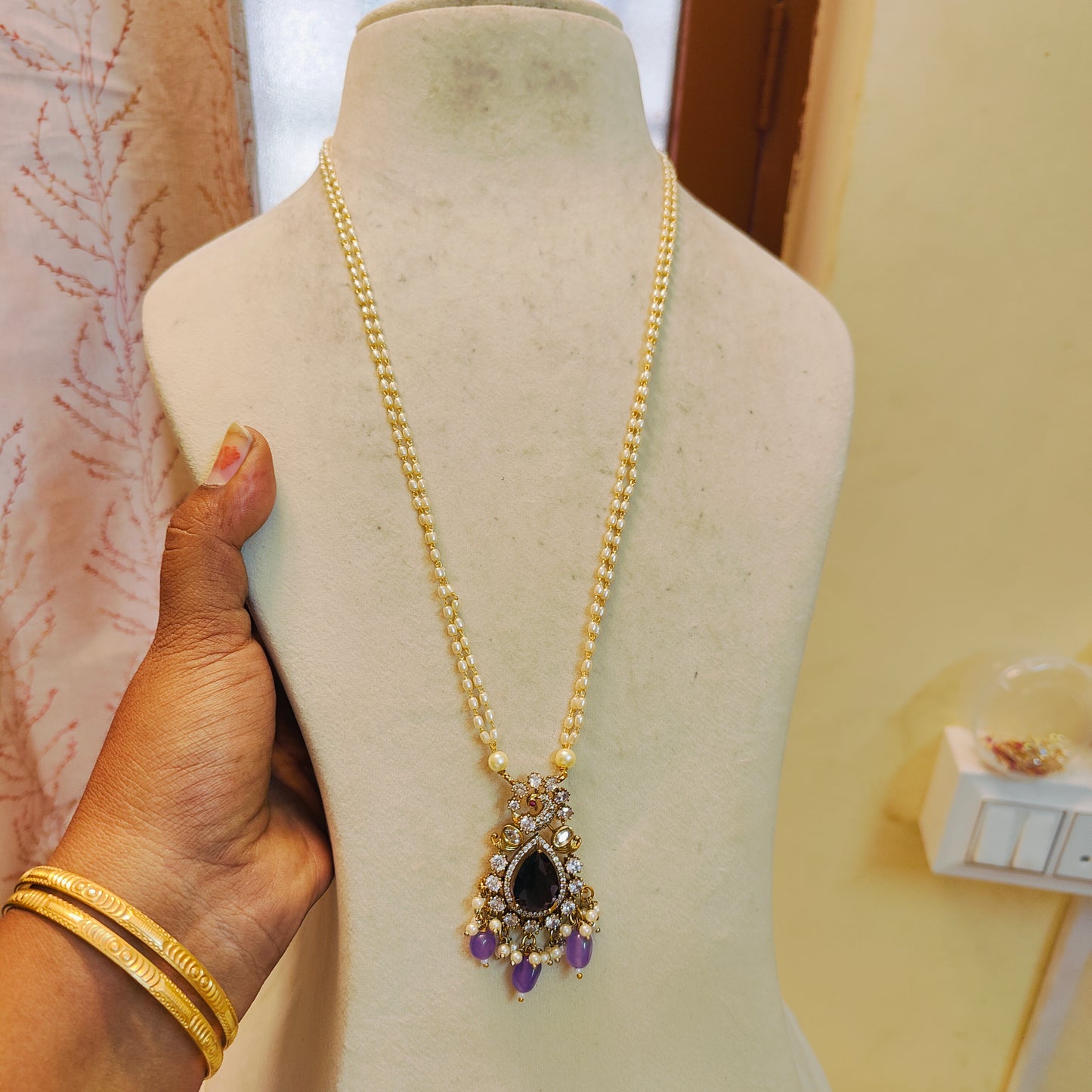 Victoria pendant pearl chain 20inches