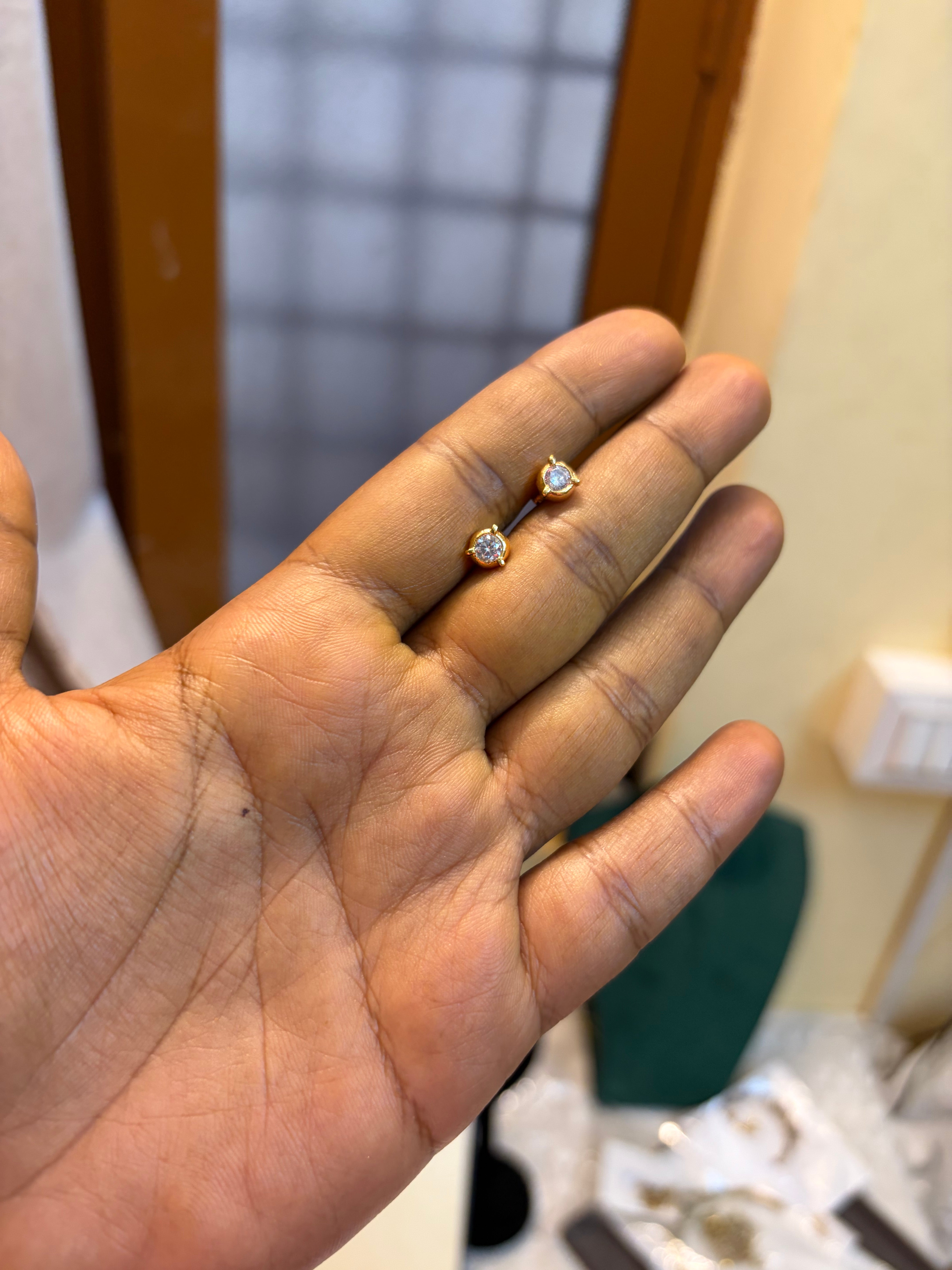 Solitaire screw back stud