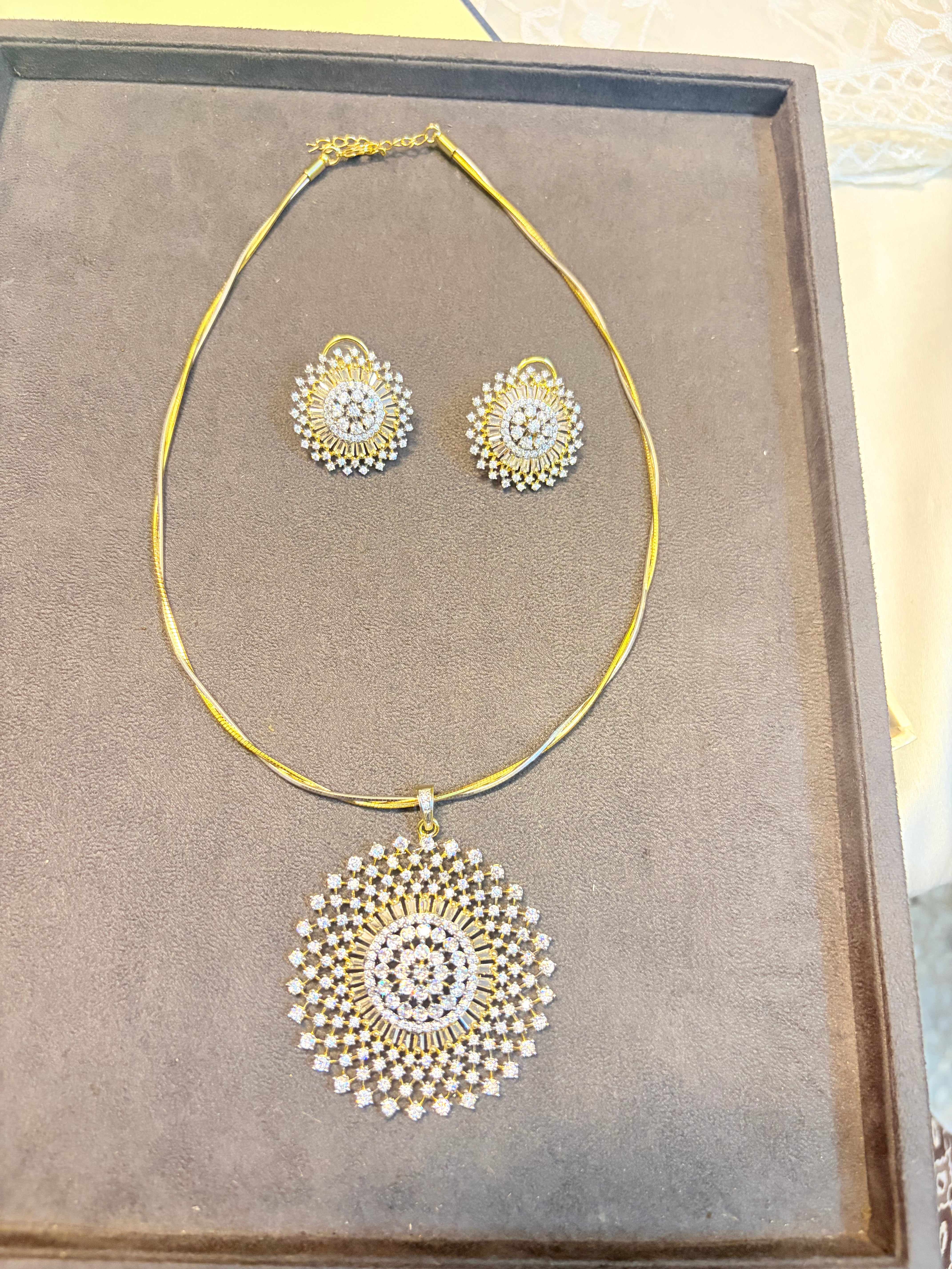 Dazzling sunburst inspired pendant hasli set