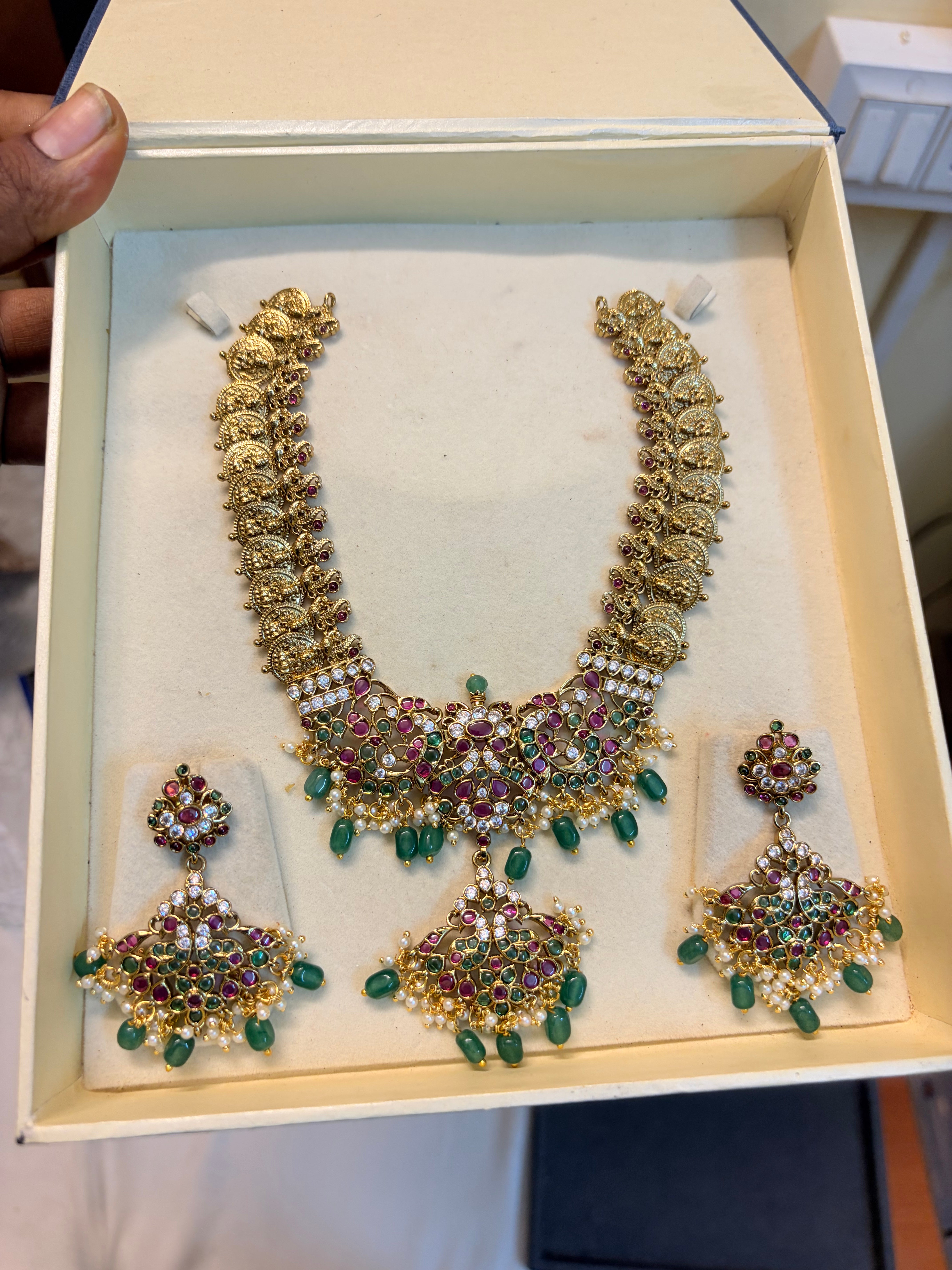 Gold antique finish kemp stones necklace set