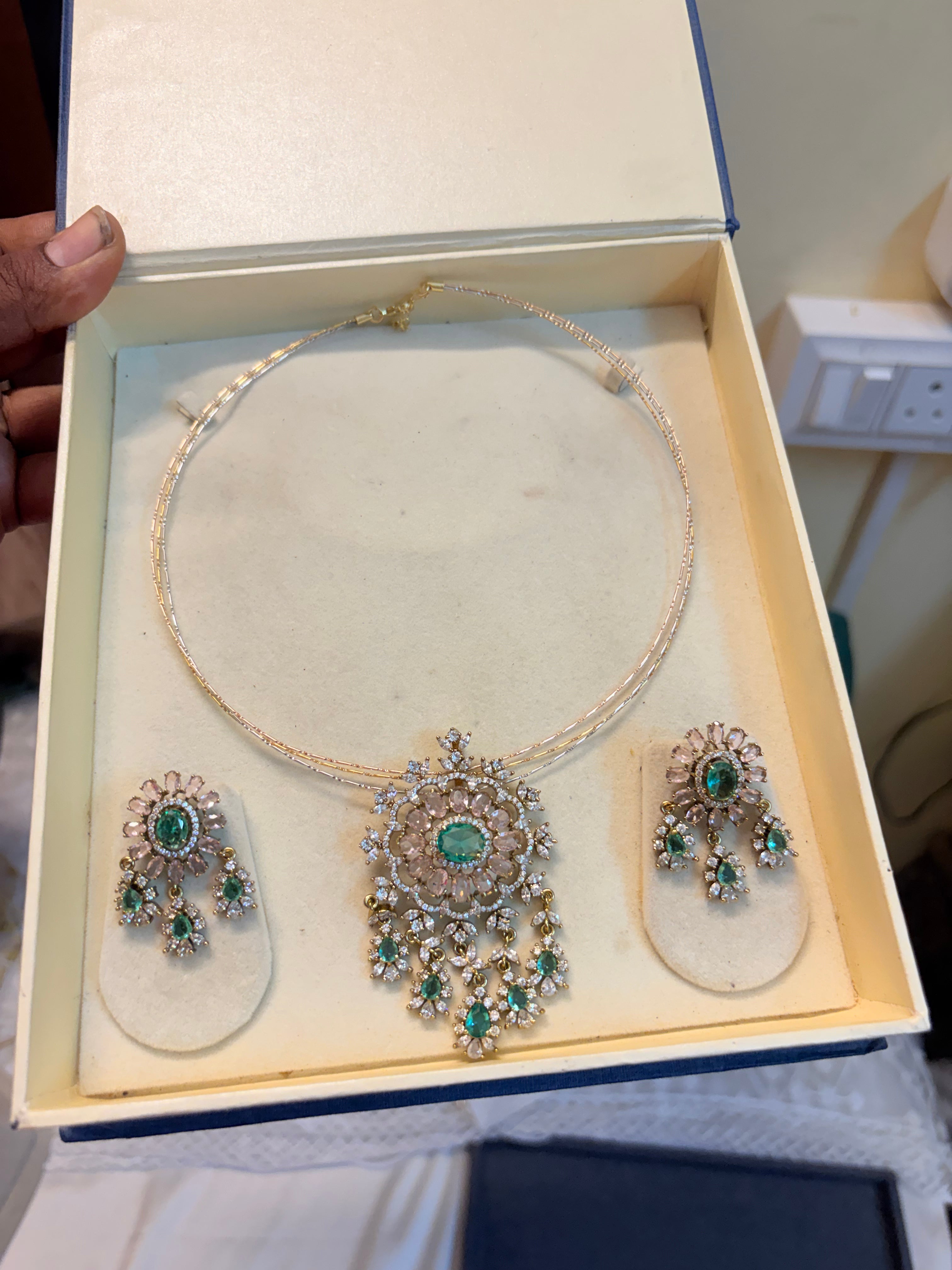 Zirconium pendant set with hasli chain