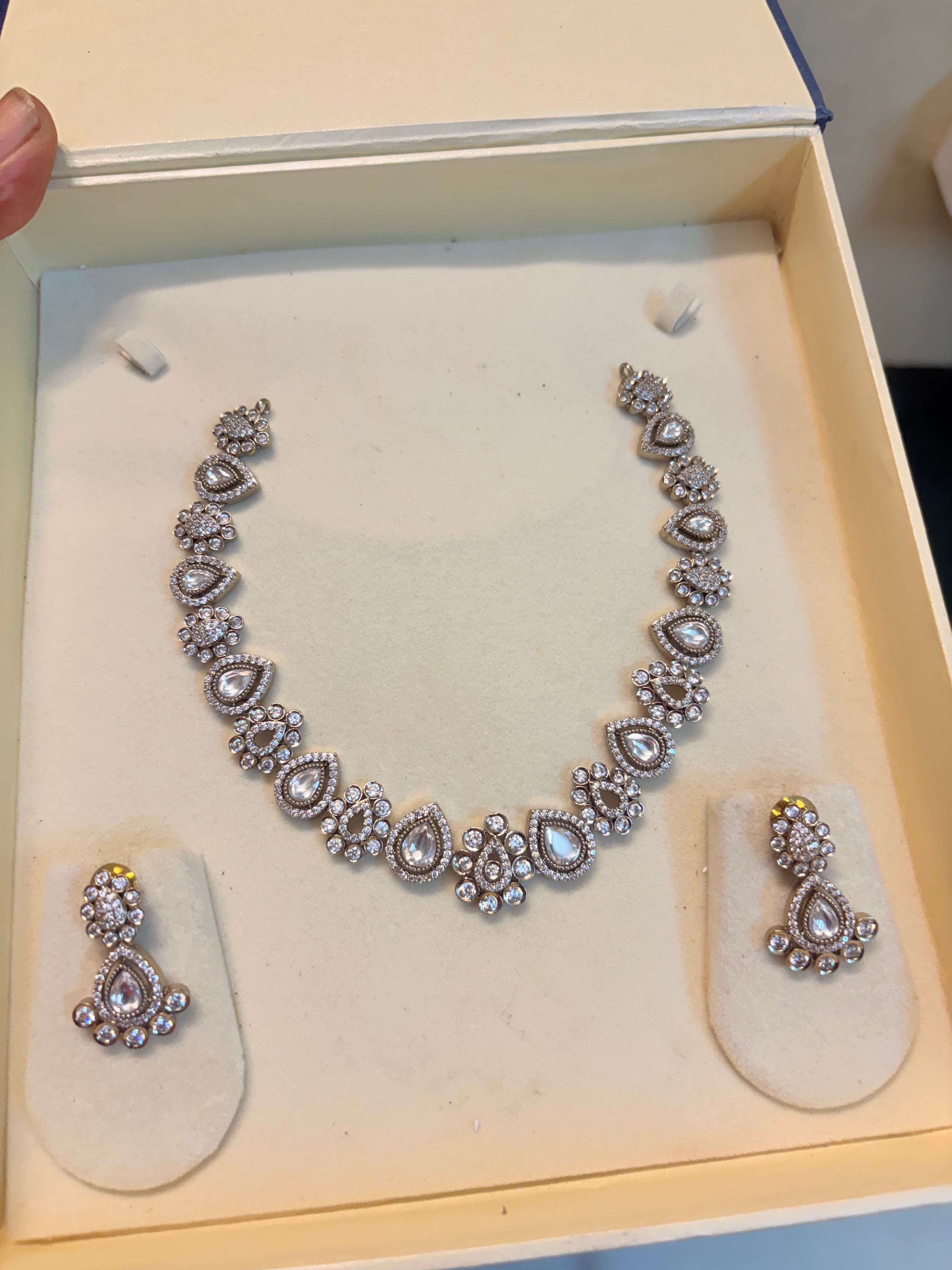 Victoria jadau finish necklace set