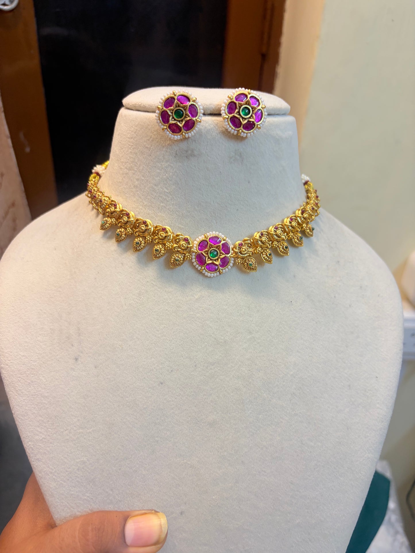 Gold inspired jadau choker set with kemp stones motif