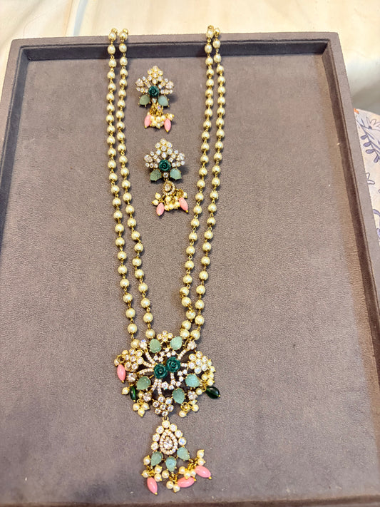 Vintage floral pendant set pearl chain 18 inches