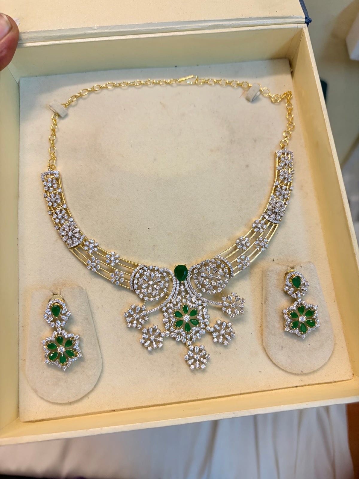 Gj polish emerald jadau necklace set