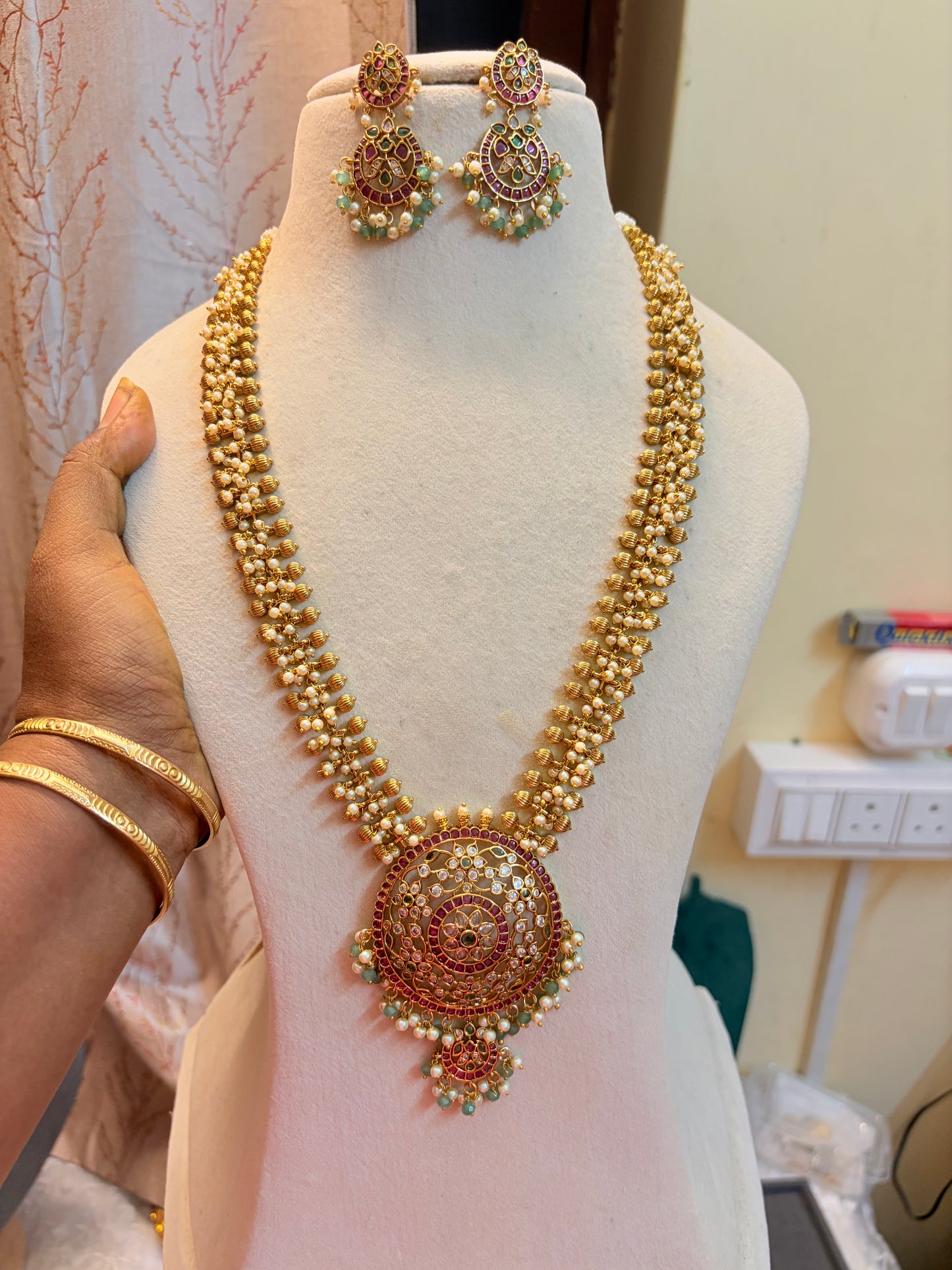 Classic kemp stones motif pearl jadau haram