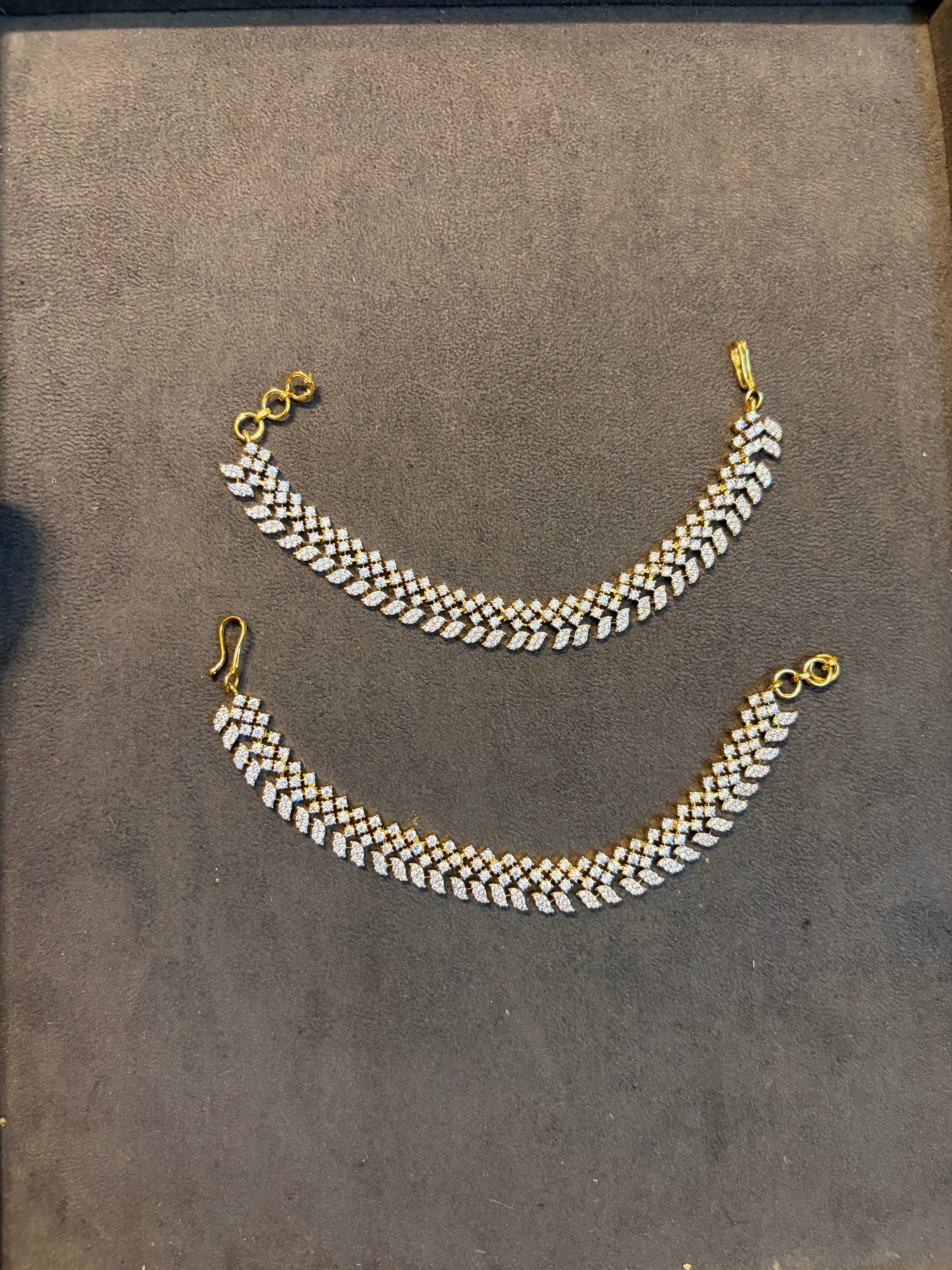 Elegant layered leaf design Gj polish earchain