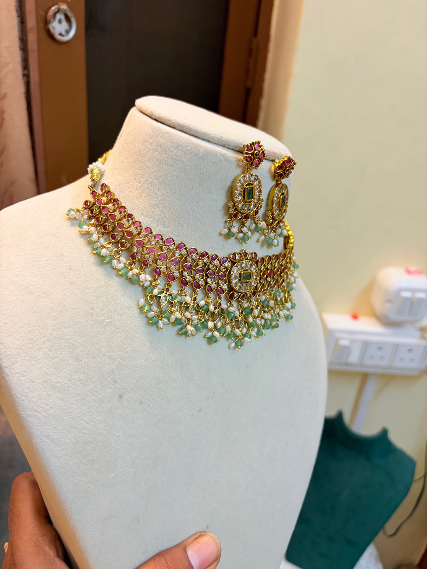 Heritage inspired kemp stones jadau flexible chokerset