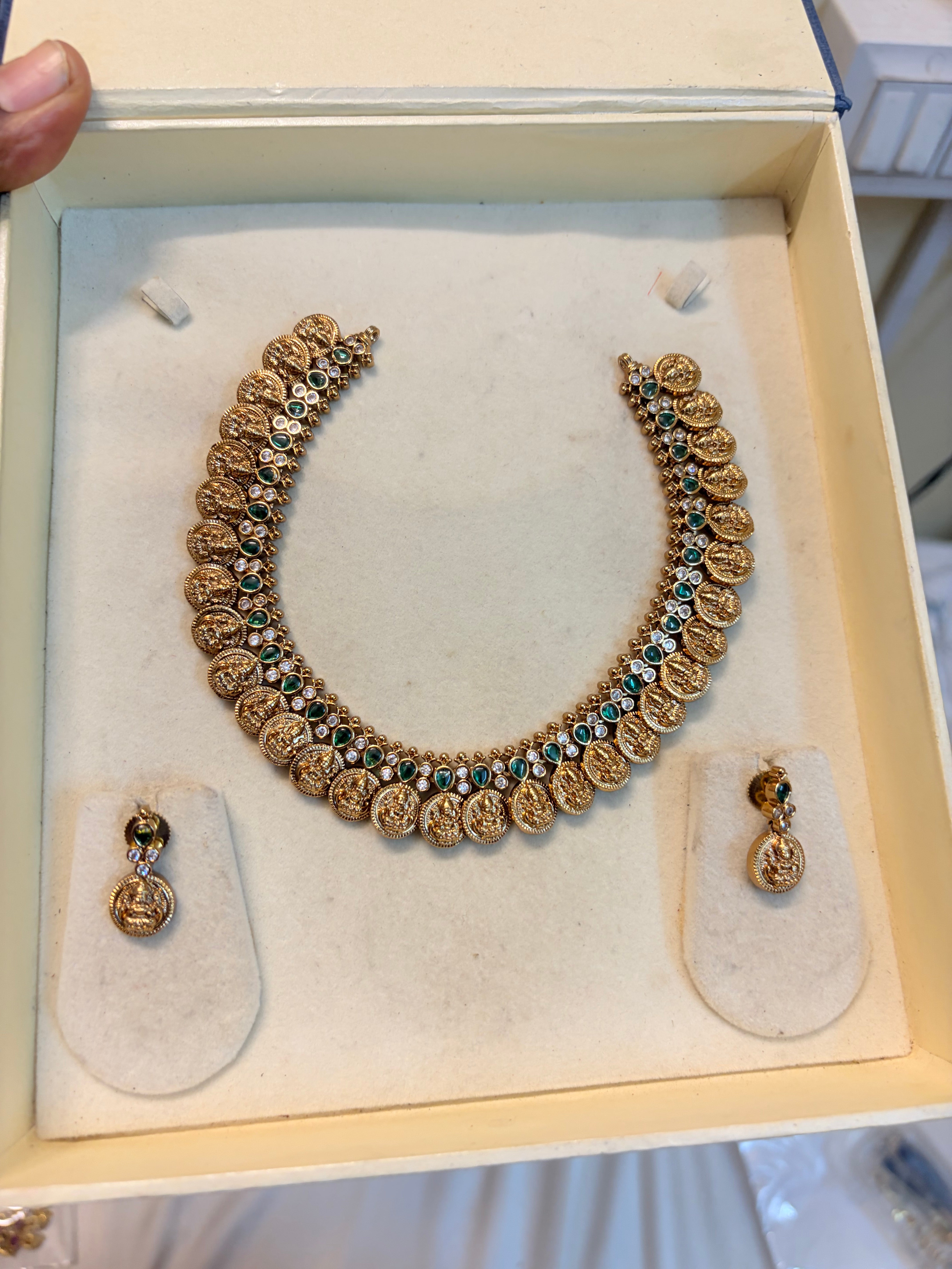 Gold antique emerald jadau necklace set