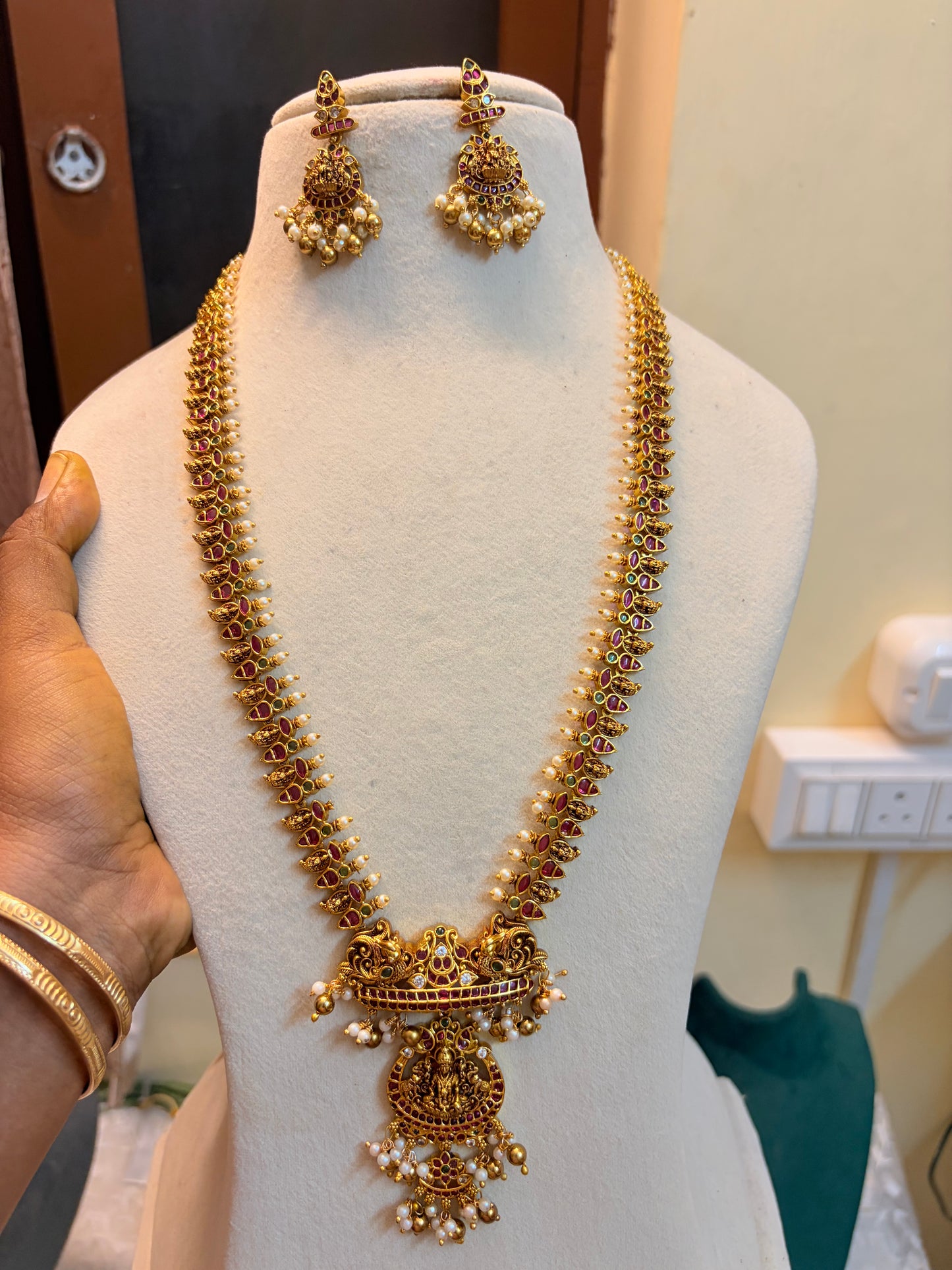 Pure kemp stones Lakshmijadau haram