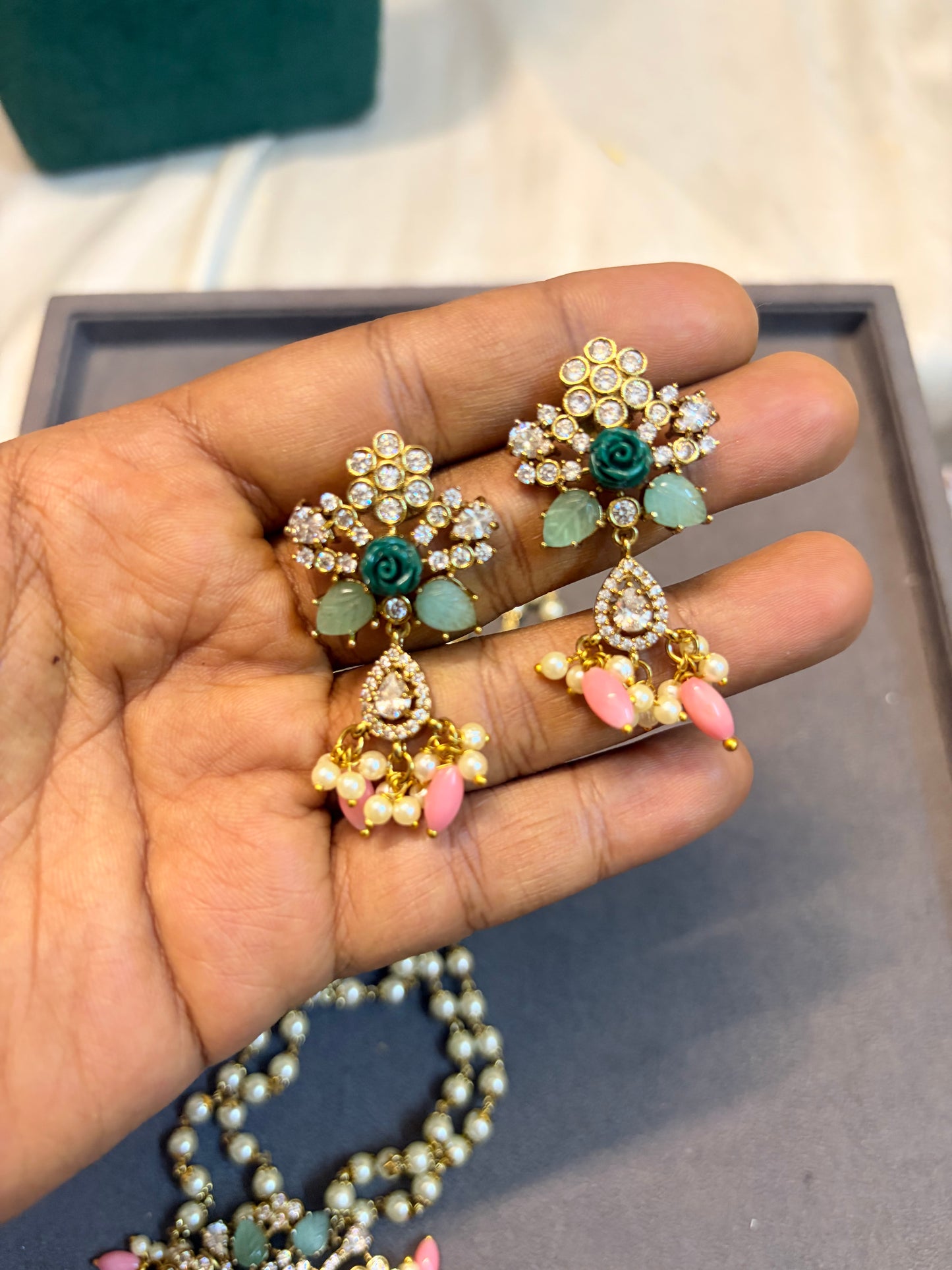 Vintage floral pendant set pearl chain 18 inches