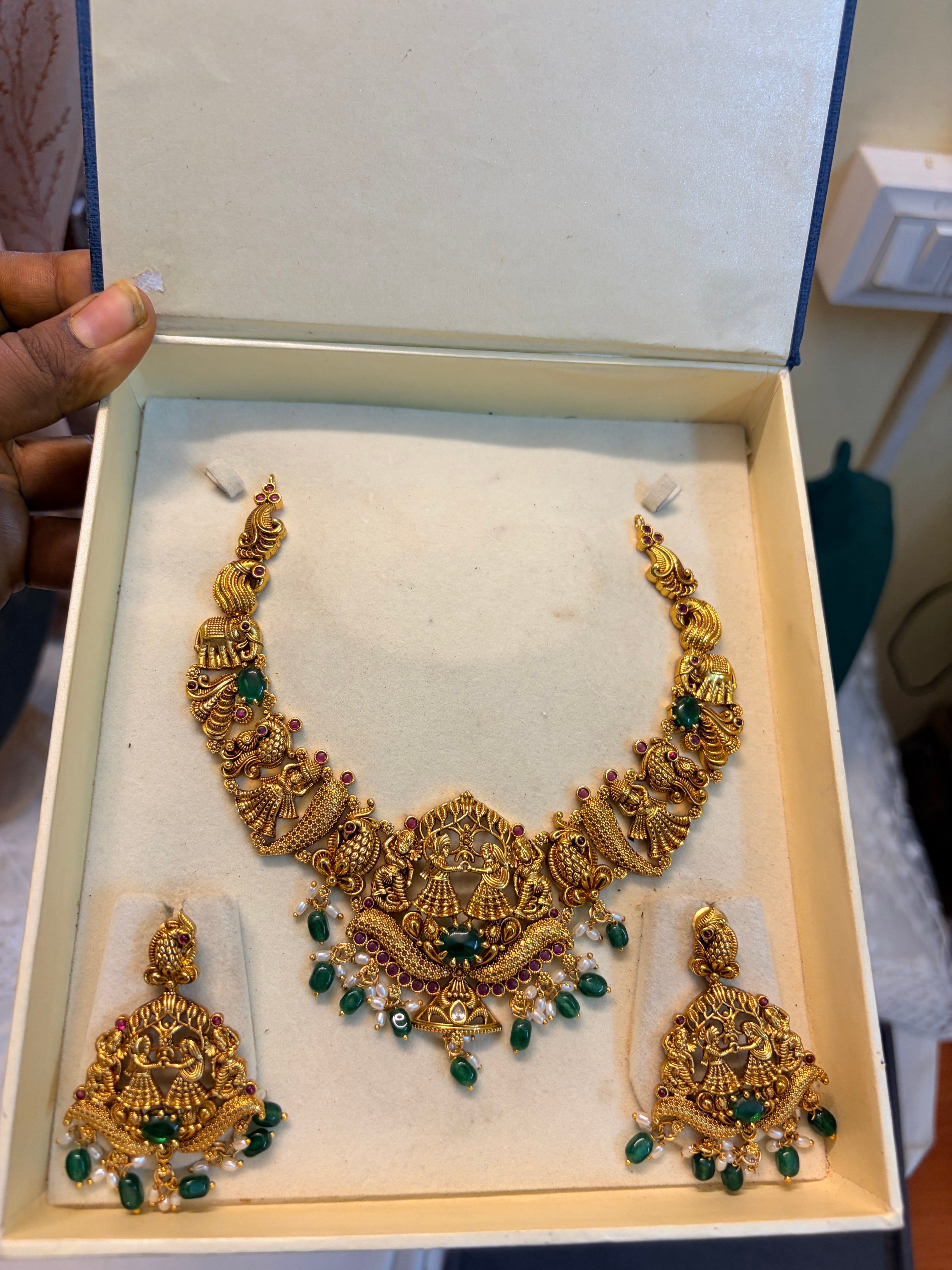 Gold inspired Emerald Antique necklace set
