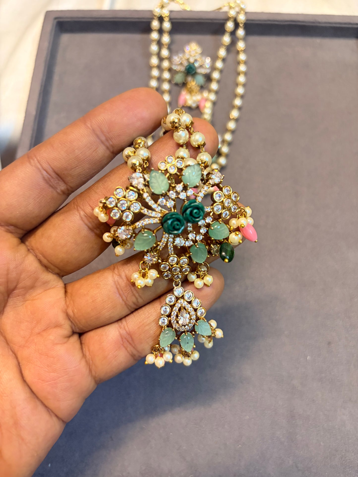 Vintage floral pendant set pearl chain 18 inches