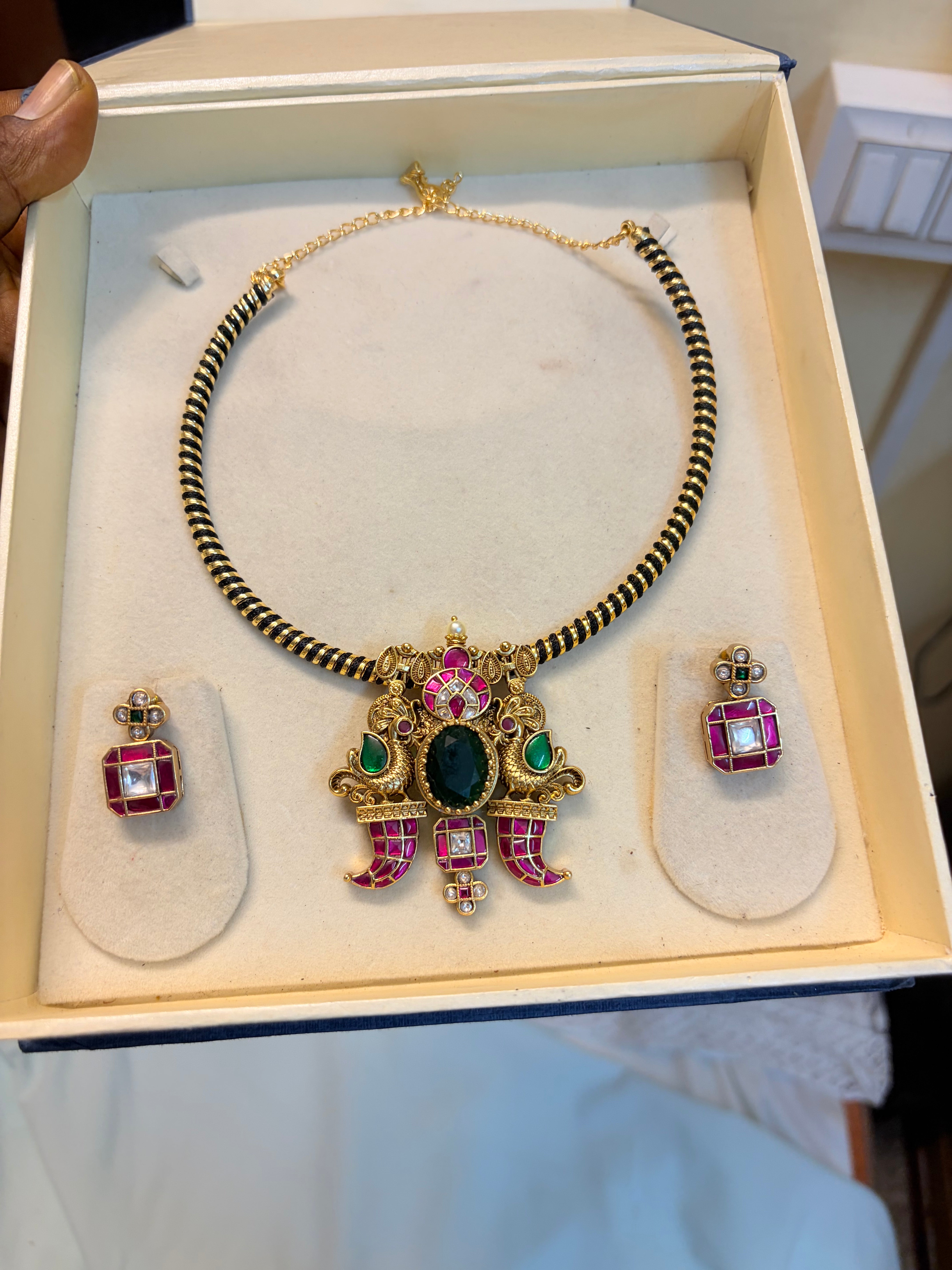 Pure kemp stones pendant set with black Kanti