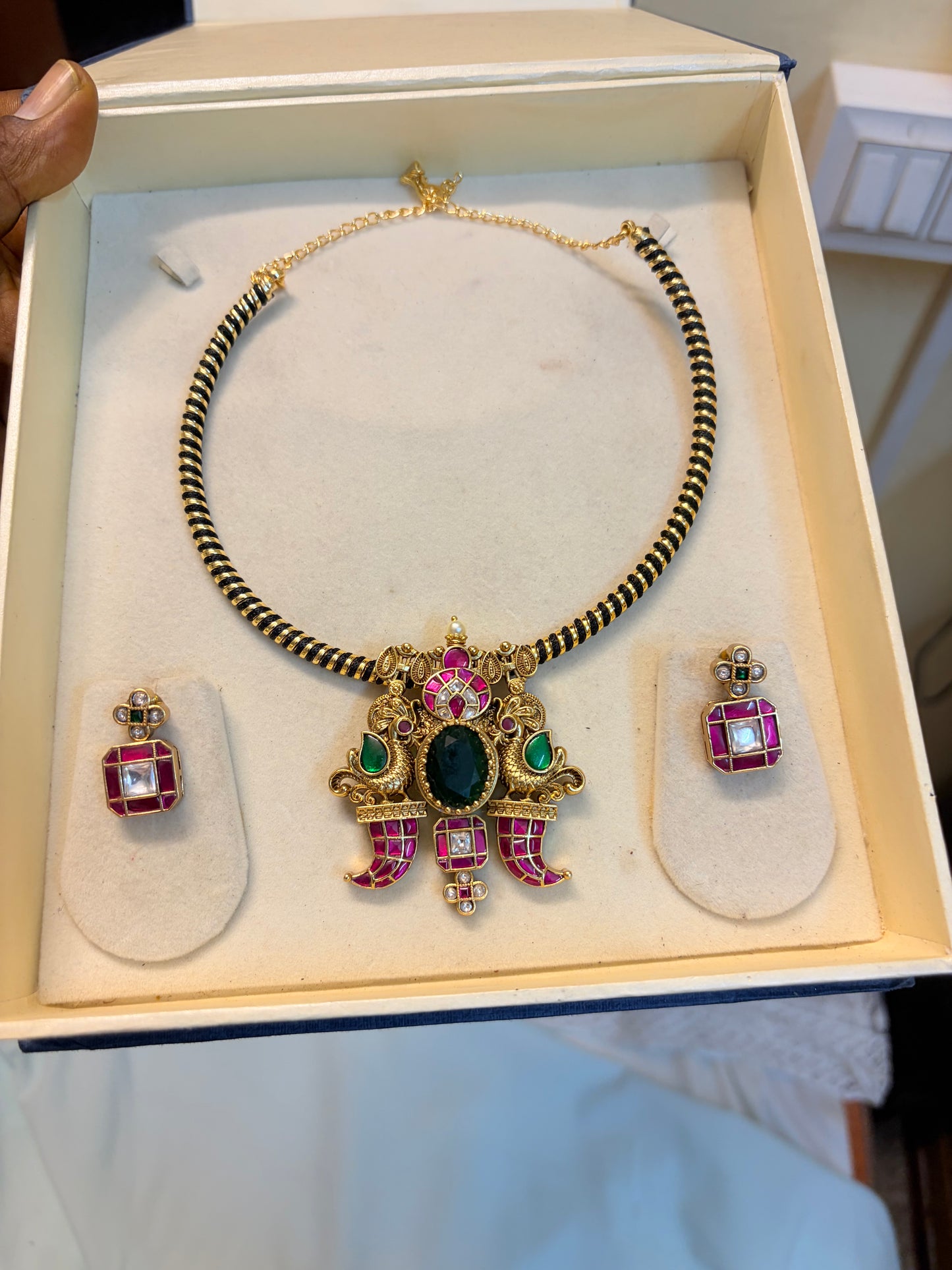 Pure kemp stones pendant set with black Kanti