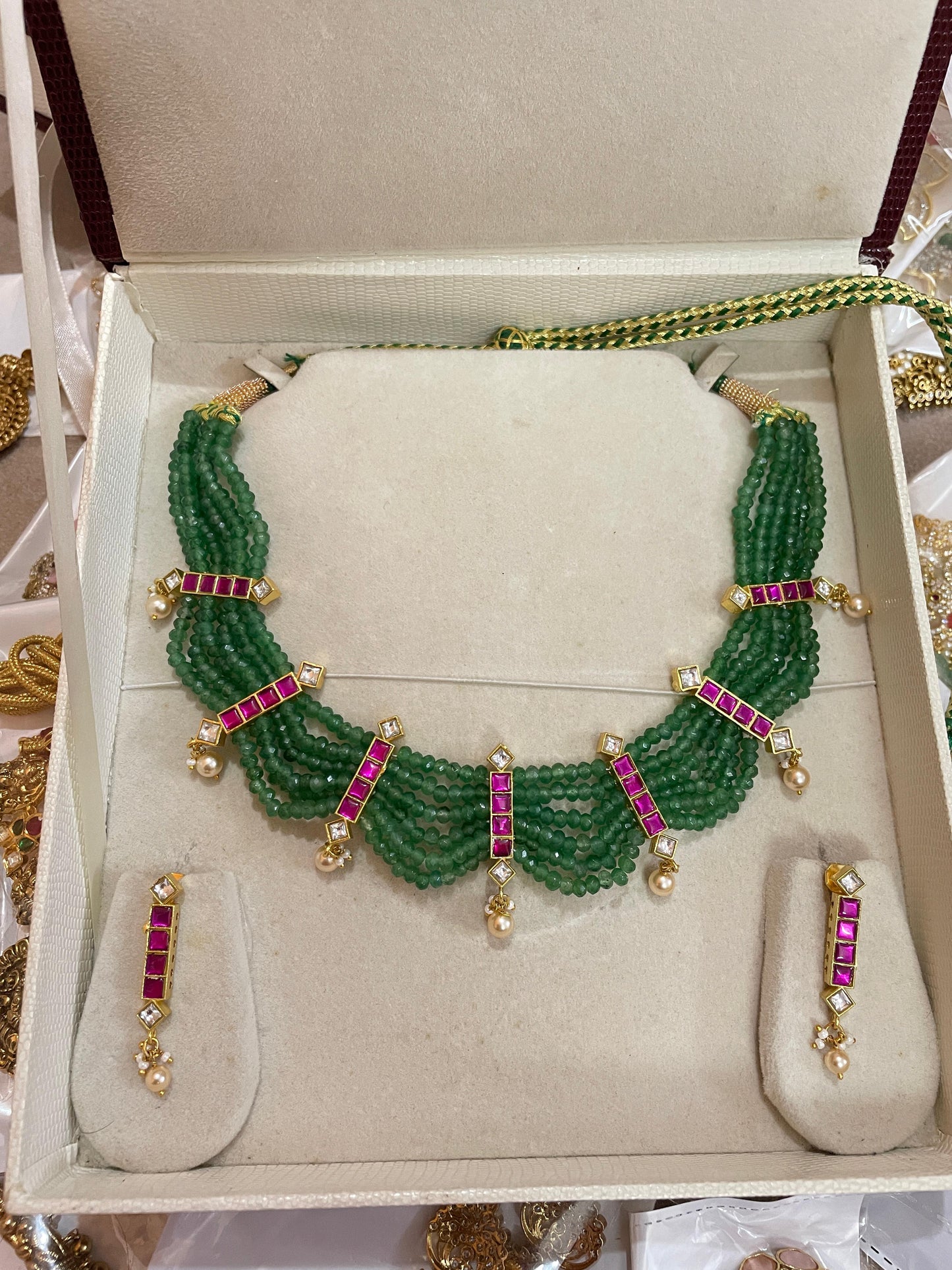 Multi strands green beads chokerset