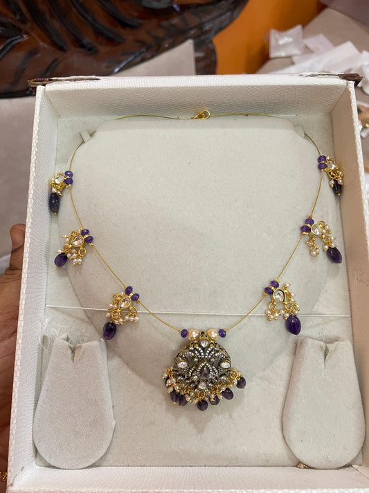 Victoria pendant invisible chain