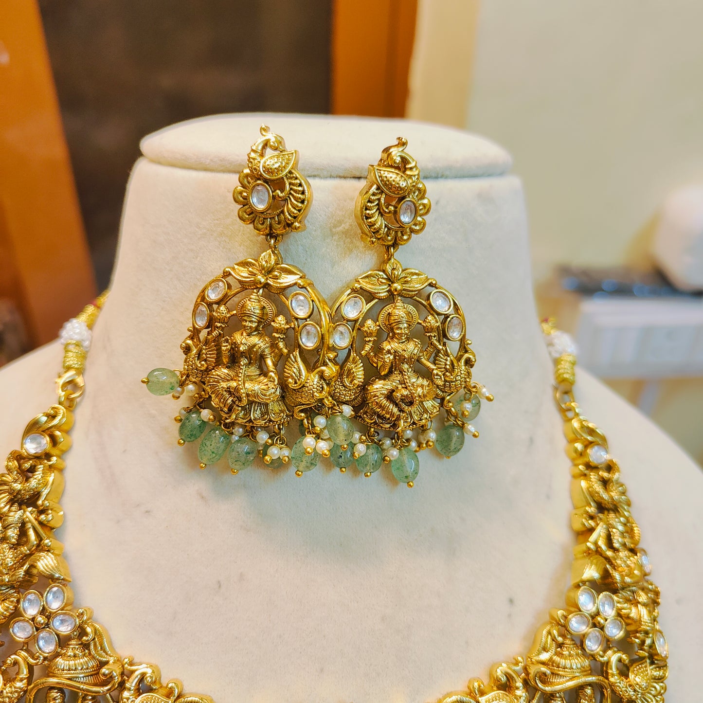 Gold antique finish jadau kundan premium quality bridal neckset