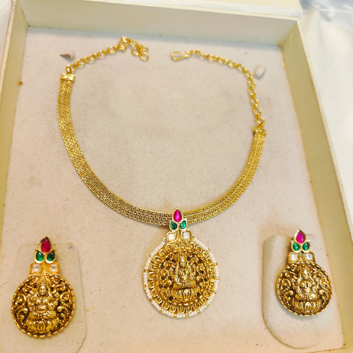 Gold antique finish necklace set